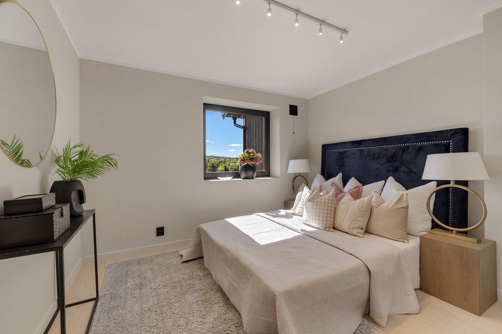 Etasjen inneholder to lyse og innbydende soverom som er oppgradert i 2025. Galleribilde