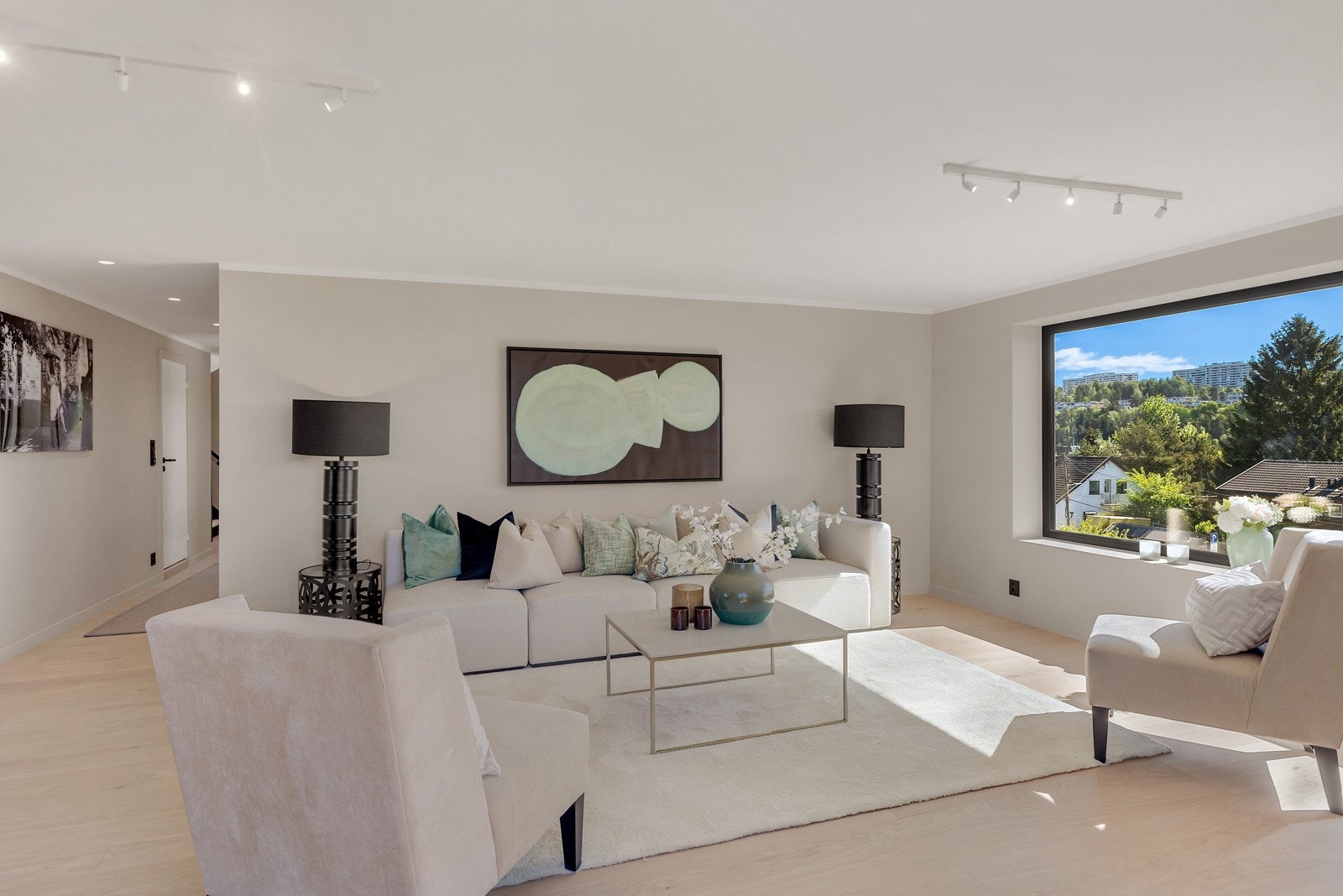 Gjennomgående 1-stavs parkett og glatte, malte overflater skaper et moderne og harmonisk uttrykk. Galleribilde