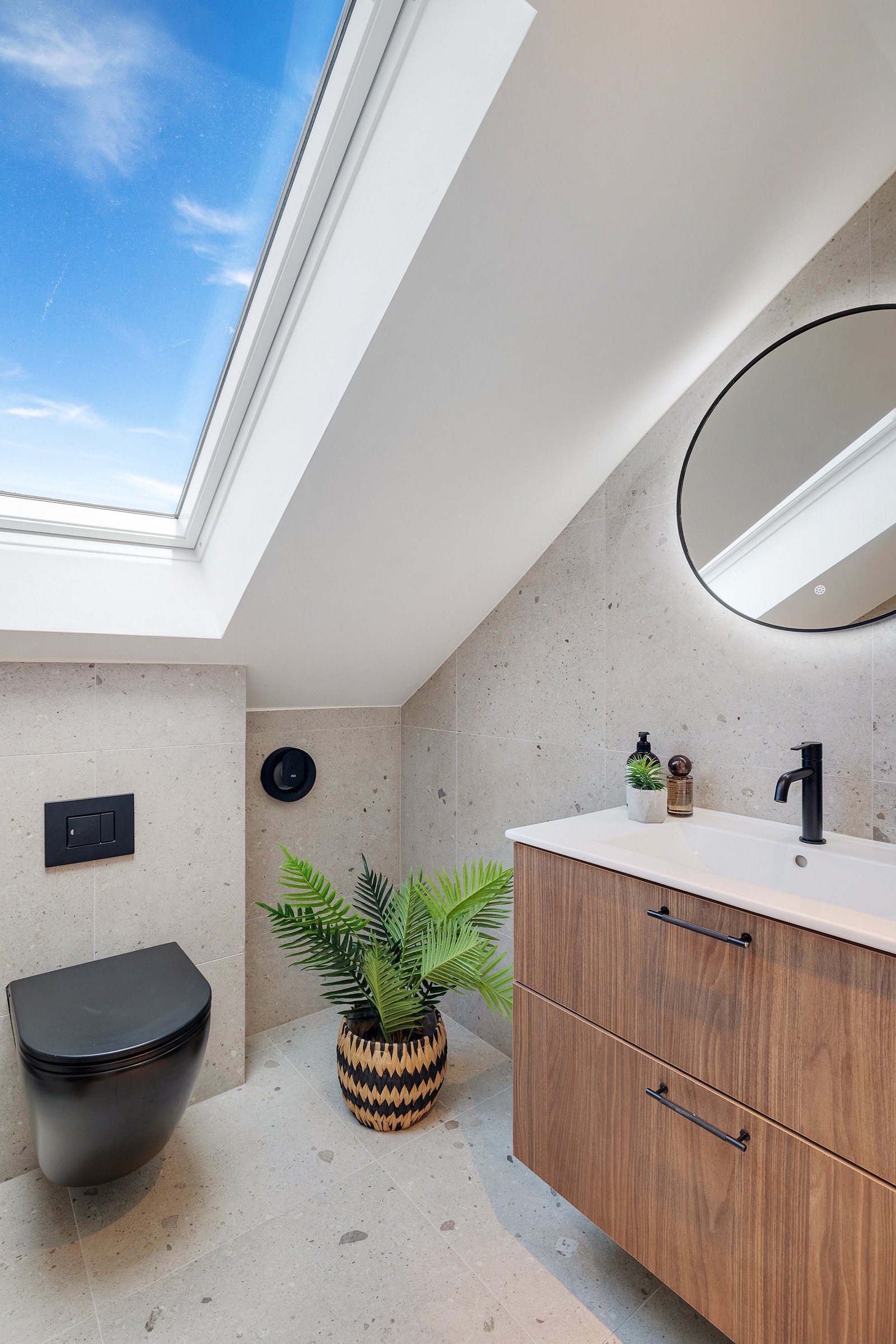 Loftsetasjens baderom er et moderne og stilfullt rom som ble oppgradert i 2025. Galleribilde