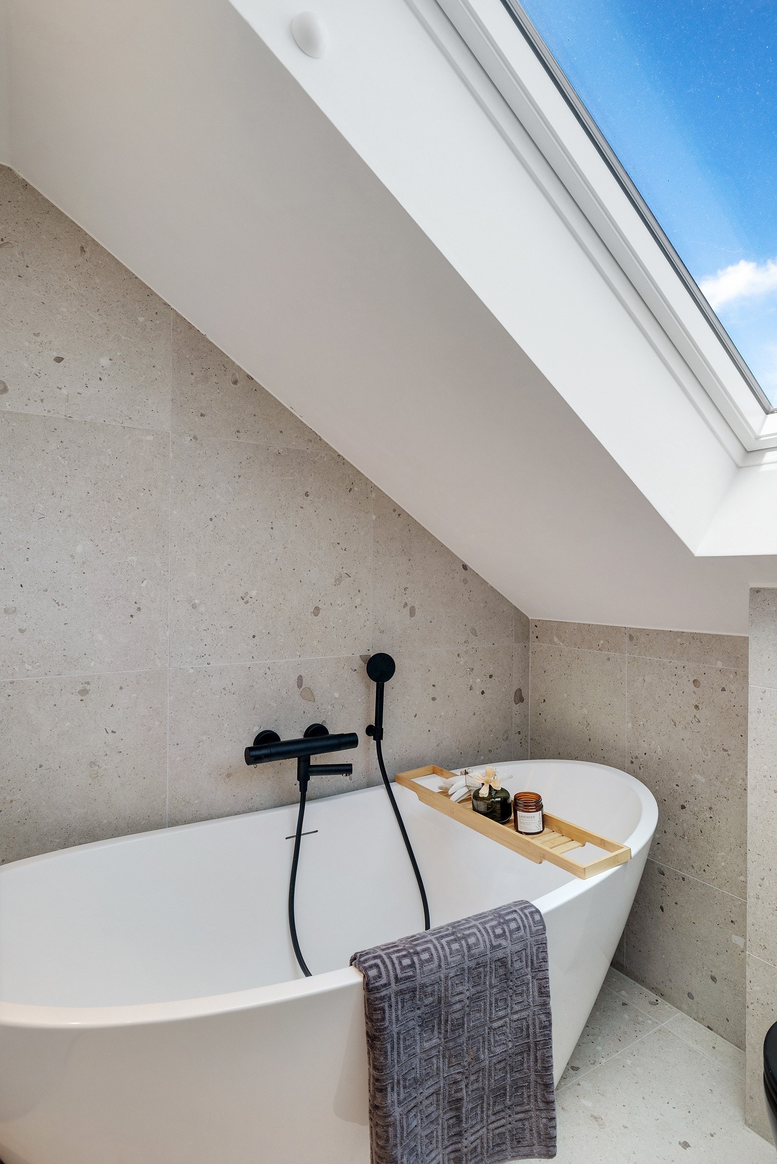 Baderommet er innredet med glatte, folierte fronter som gir et elegant og tidløst uttrykk. Galleribilde