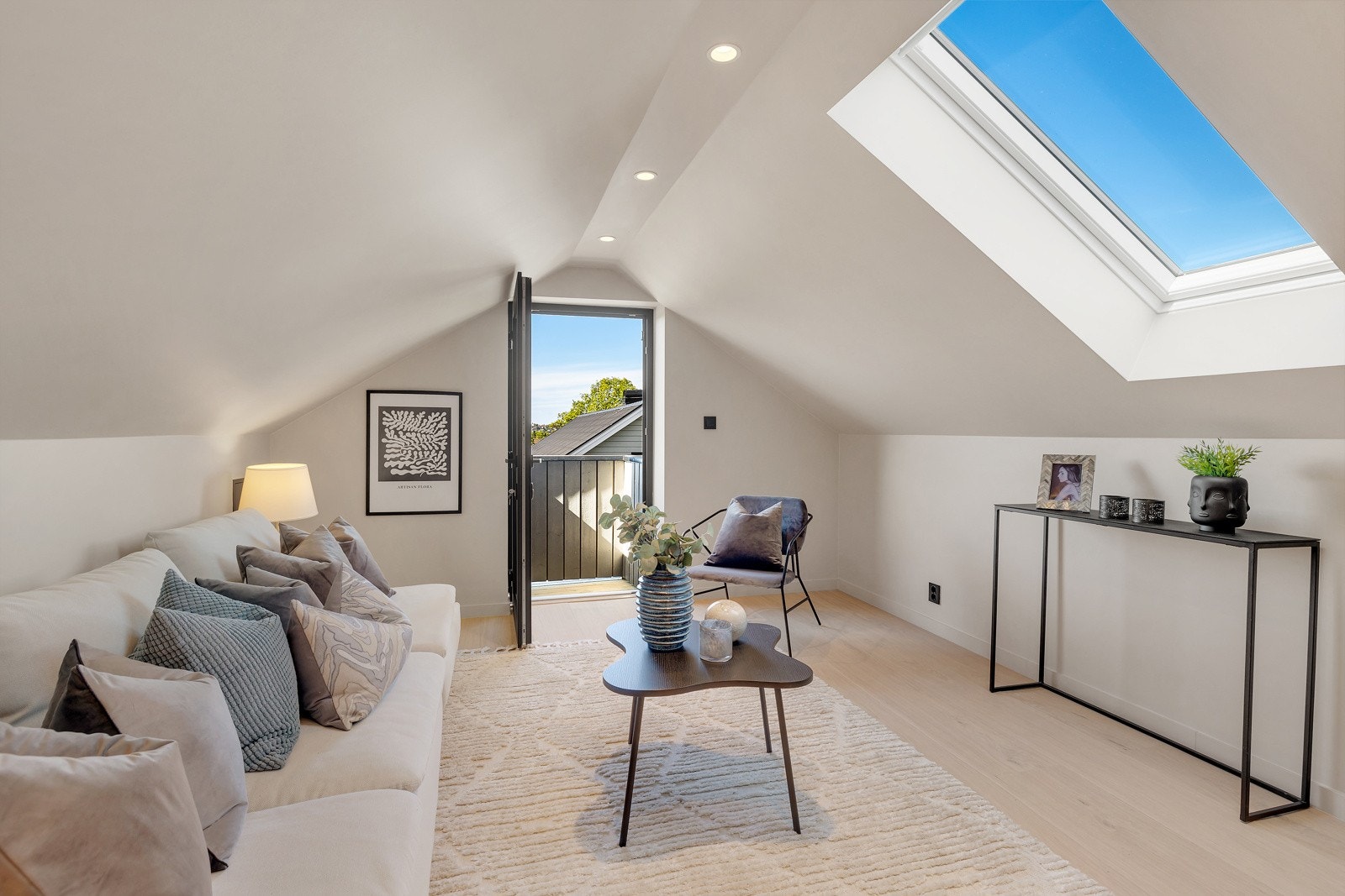 Loftet i boligen er et lyst og luftig oppholdsrom som gir mange innredningsmuligheter. Galleribilde