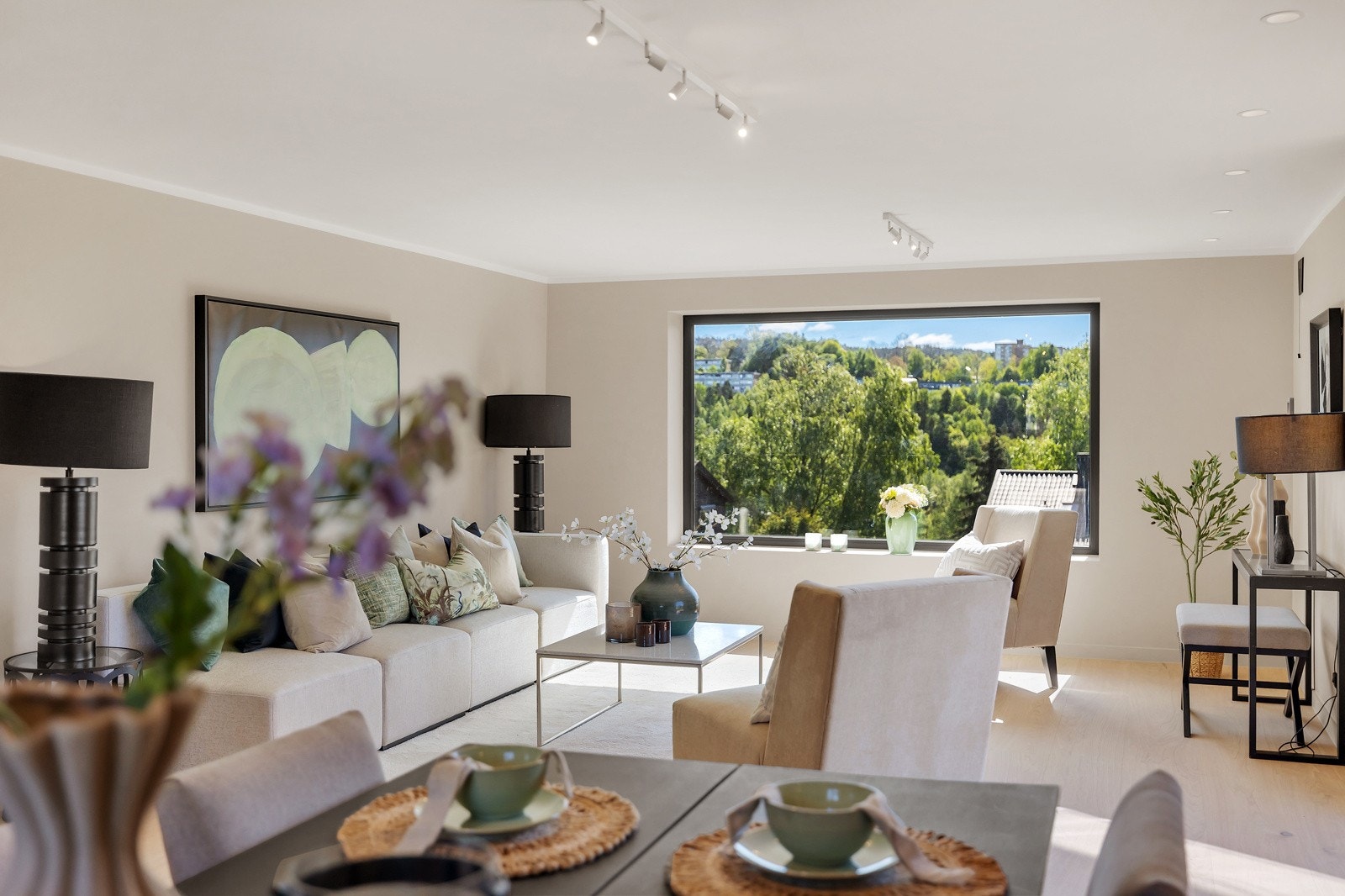 Boligen har en lys og romslig stue som preges av en moderne og stilren utforming. Galleribilde