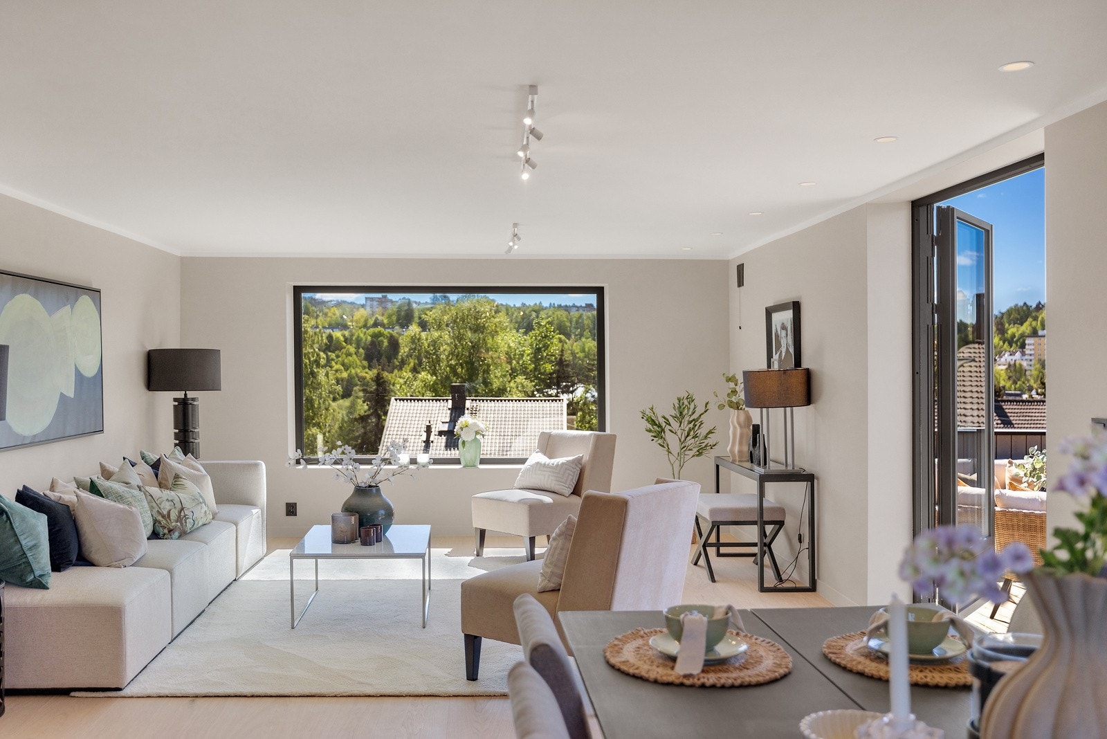 Stuen er oppgradert i 2025 og har glatte, malte veggflater i lyse toner som gir et elegant og tidløst uttrykk. Galleribilde