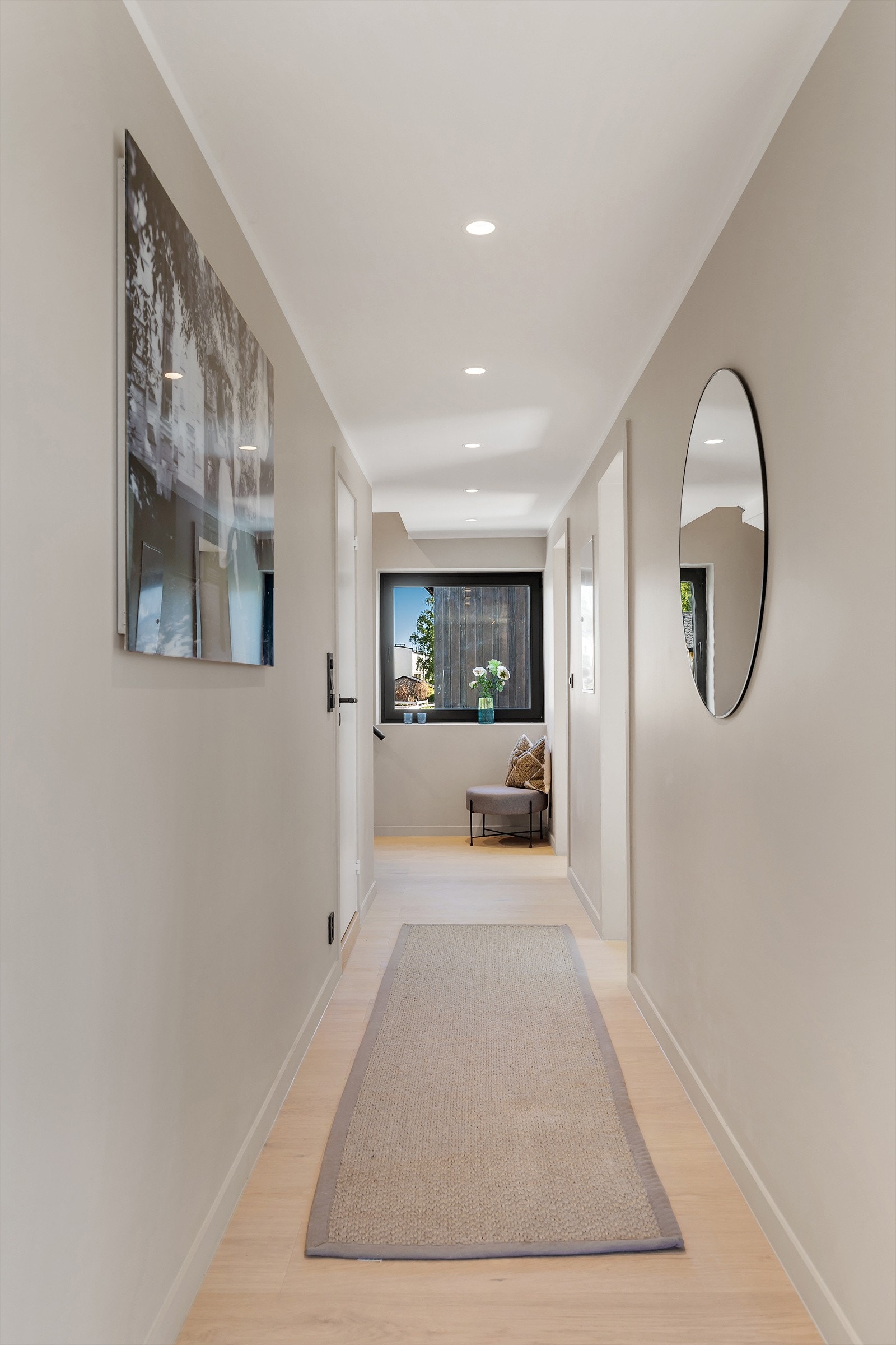 Gangen er preget av lekkre gulvflater i en-stavs eikeparkett og god belysning fra downlights i himling Galleribilde