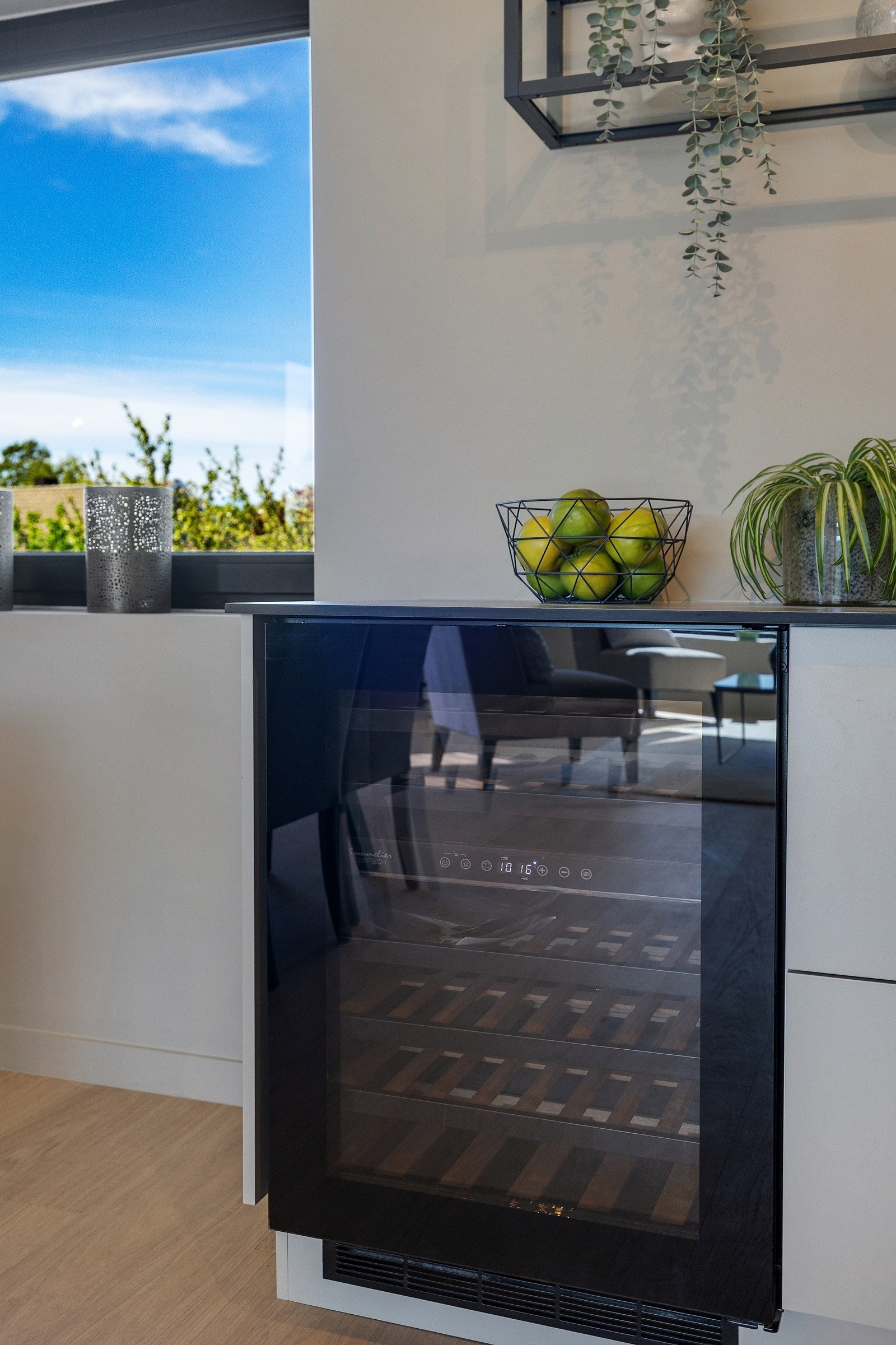 Kjøkkenet er utstyrt med integrerte hvitevarer av høy kvalitet, inkludert induksjonsplatetopp med avtrekk, stekeovn, mikrobølgeovn, oppvaskmaskin, vinskap samt kjøle- og fryseskap i full høyde. Galleribilde