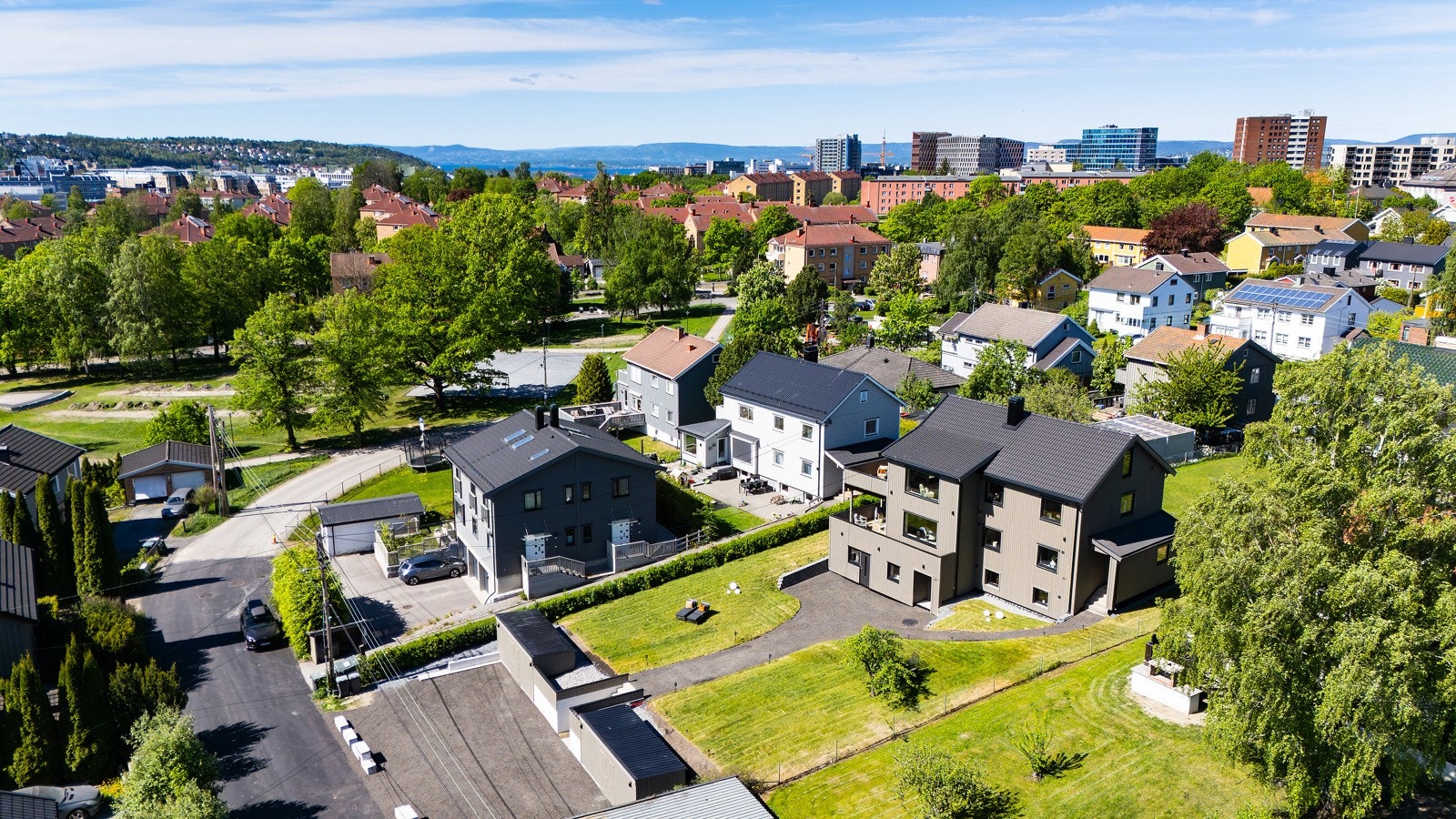 Beliggenhet som kombinerer rolige omgivelser med nærhet til byens fasiliteter - perfekt for familieliv. Galleribilde