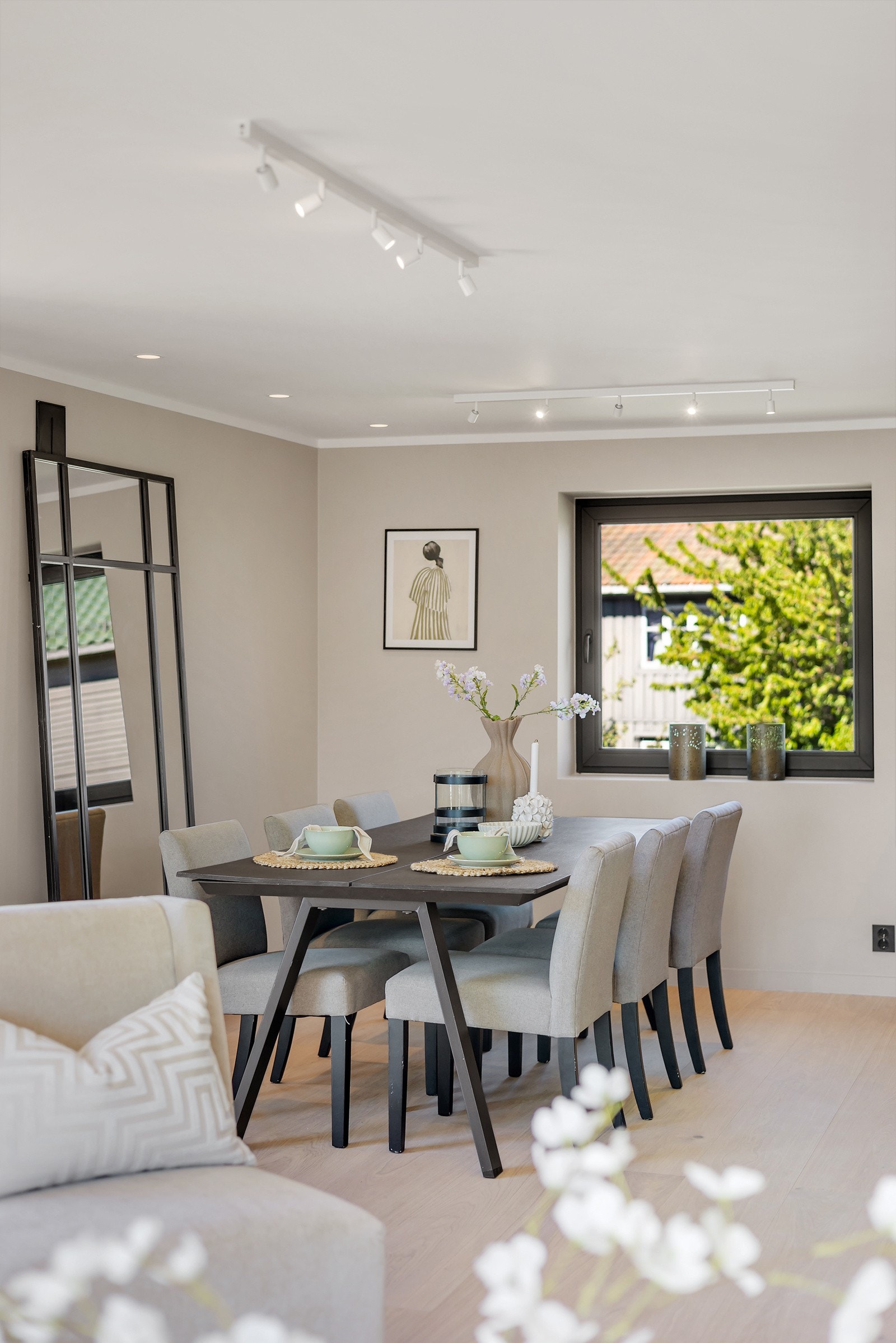 Himlingen er glatte, malte flater med innfelte downlights som gir god belysning og en behagelig atmosfære, spesielt på kveldstid. Galleribilde