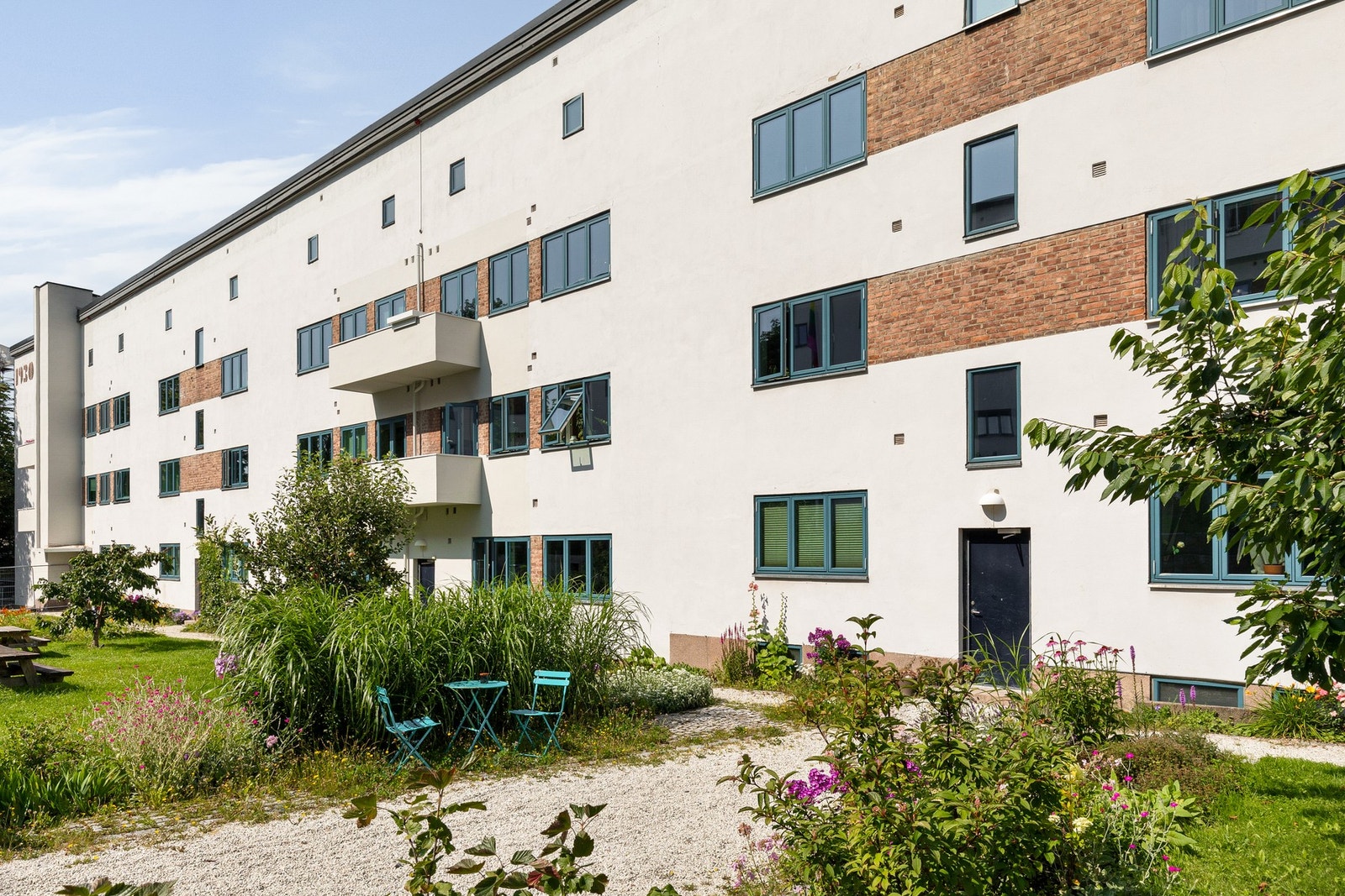 Gårdsrommet er flott opparbeidet med gangarealer, gressplen, prydbusker og blomster. Galleribilde