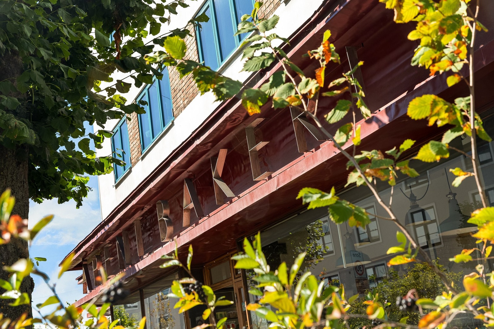 Åpent Bakeri er svært populært. Her kan man kjøpe rykende ferskt brød og bakevarer, samt pizza på kveldstid. Galleribilde