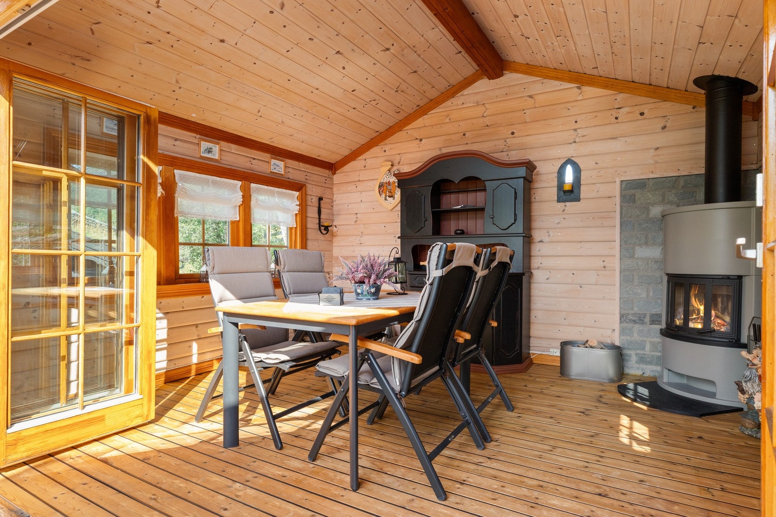 Samtidig er utestuen fin året rundt, her er det plassert en peis som gir god varme på de litt mer kjølige dagene Galleribilde