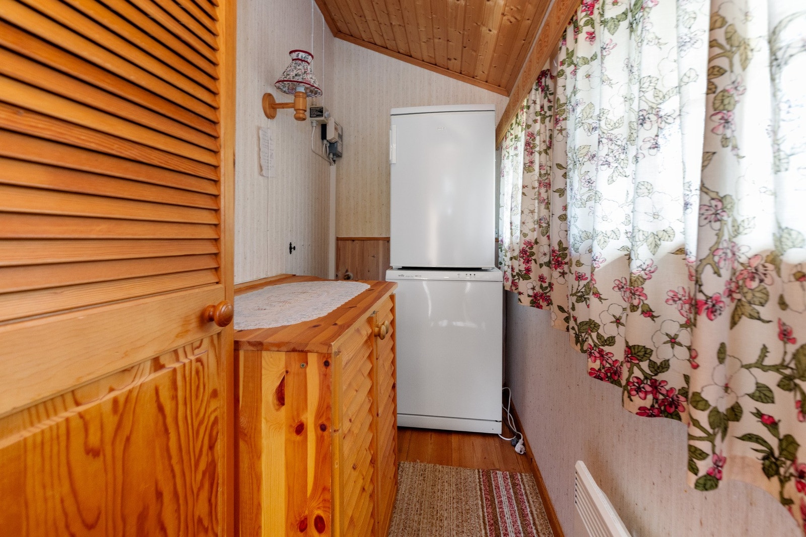 Ved inngangspartiet er det adkomst til bod hvor det er plass til et ekstra kjøleskap eller fryseskap samt oppbevaring. Galleribilde