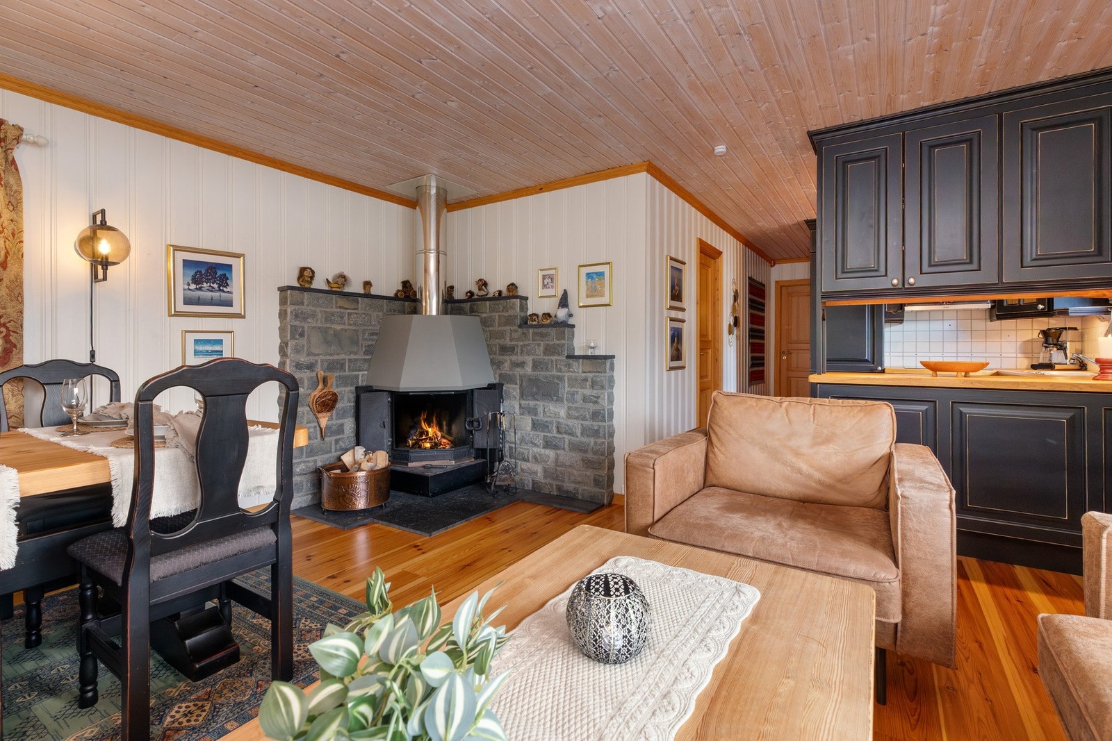 Peisen gir en god varme til rommet Galleribilde