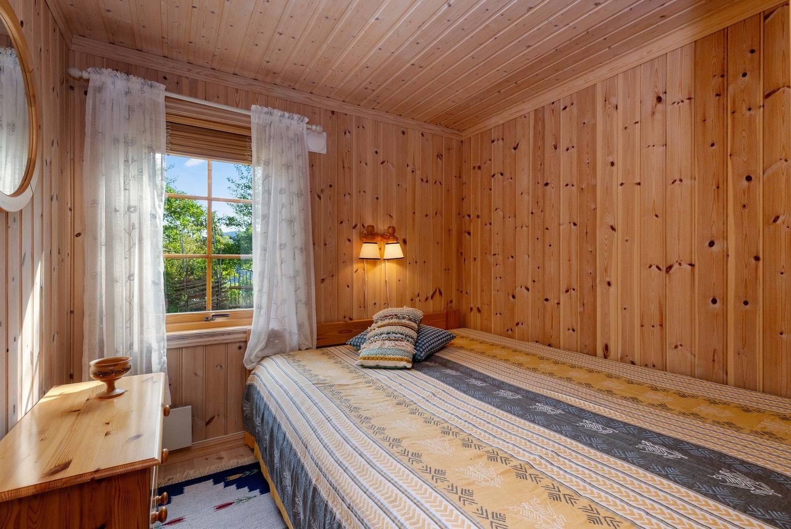 Soverom med plass til dobbeltseng Galleribilde