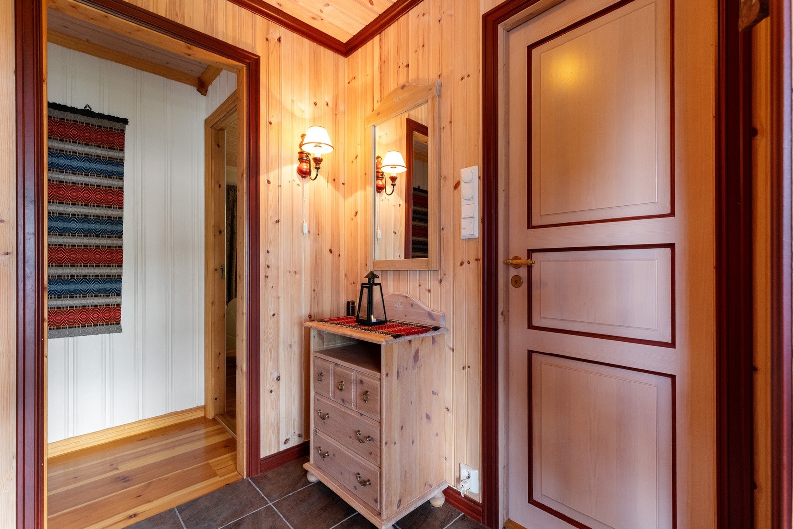 Entré med plass til garderobeskap og kommode, dette gir en god plass til yttertøy Galleribilde
