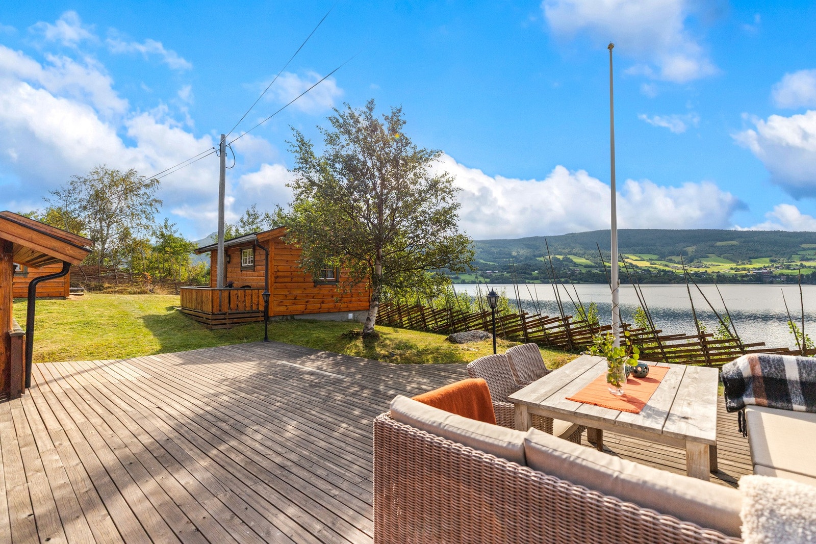 Terrassen har god plass til flere sittegrupper og andre utemøbler Galleribilde