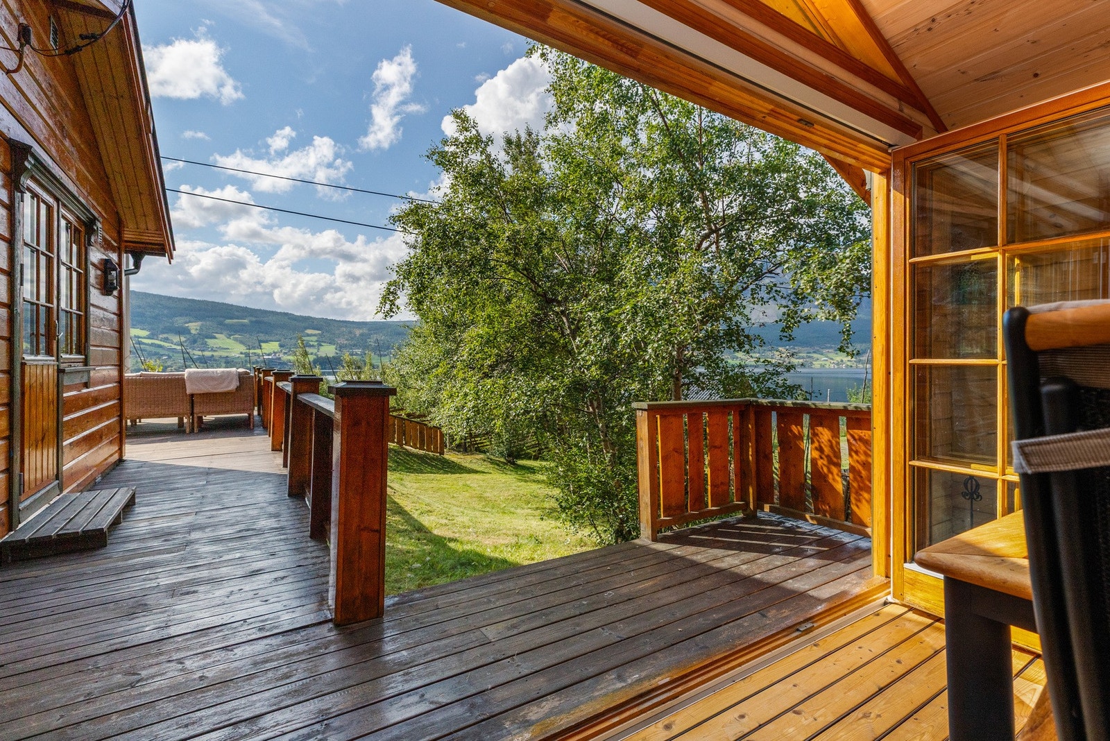 Det er plass til sittegruppe hvor man kan sette seg og nyte den flotte utsikten Galleribilde