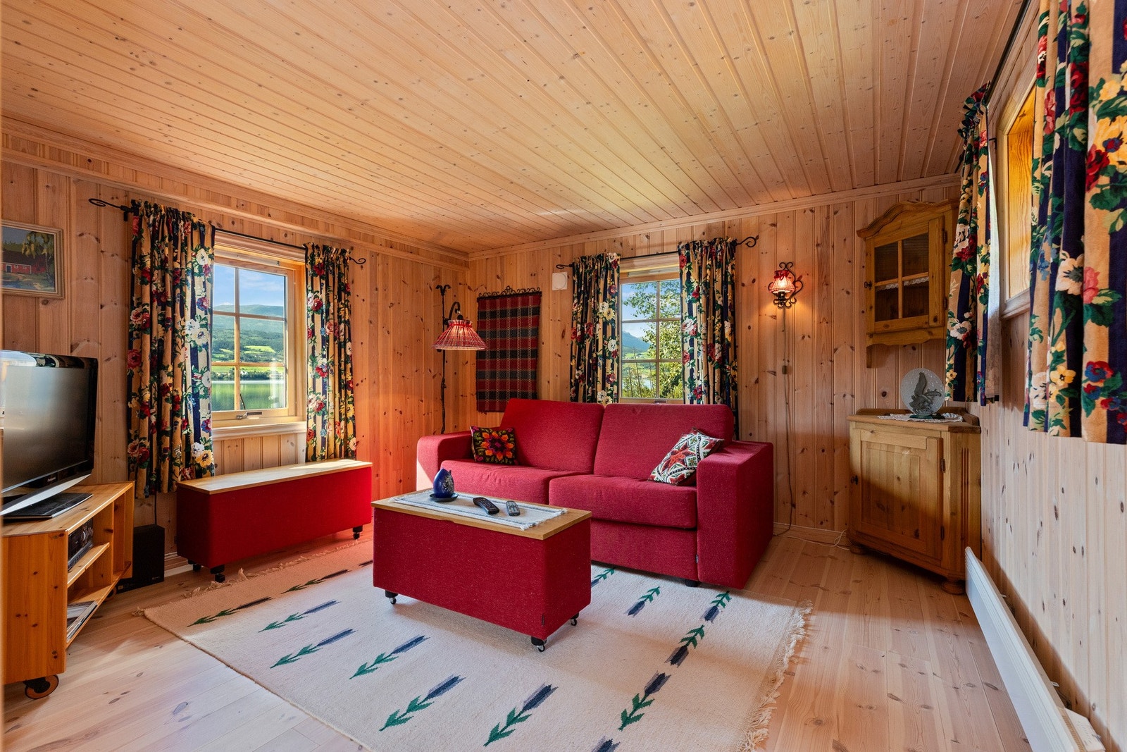 Stuen har plass til sittegruppe, praktisk med sovesofa Galleribilde