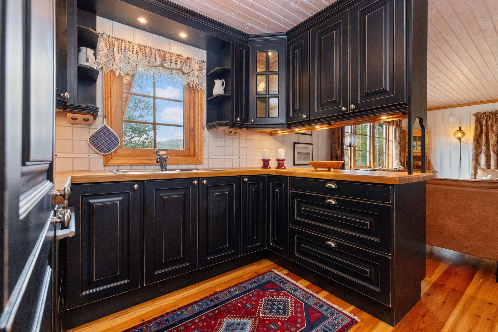 Heltre innredning med profilerte fronter og malt utførelse Galleribilde