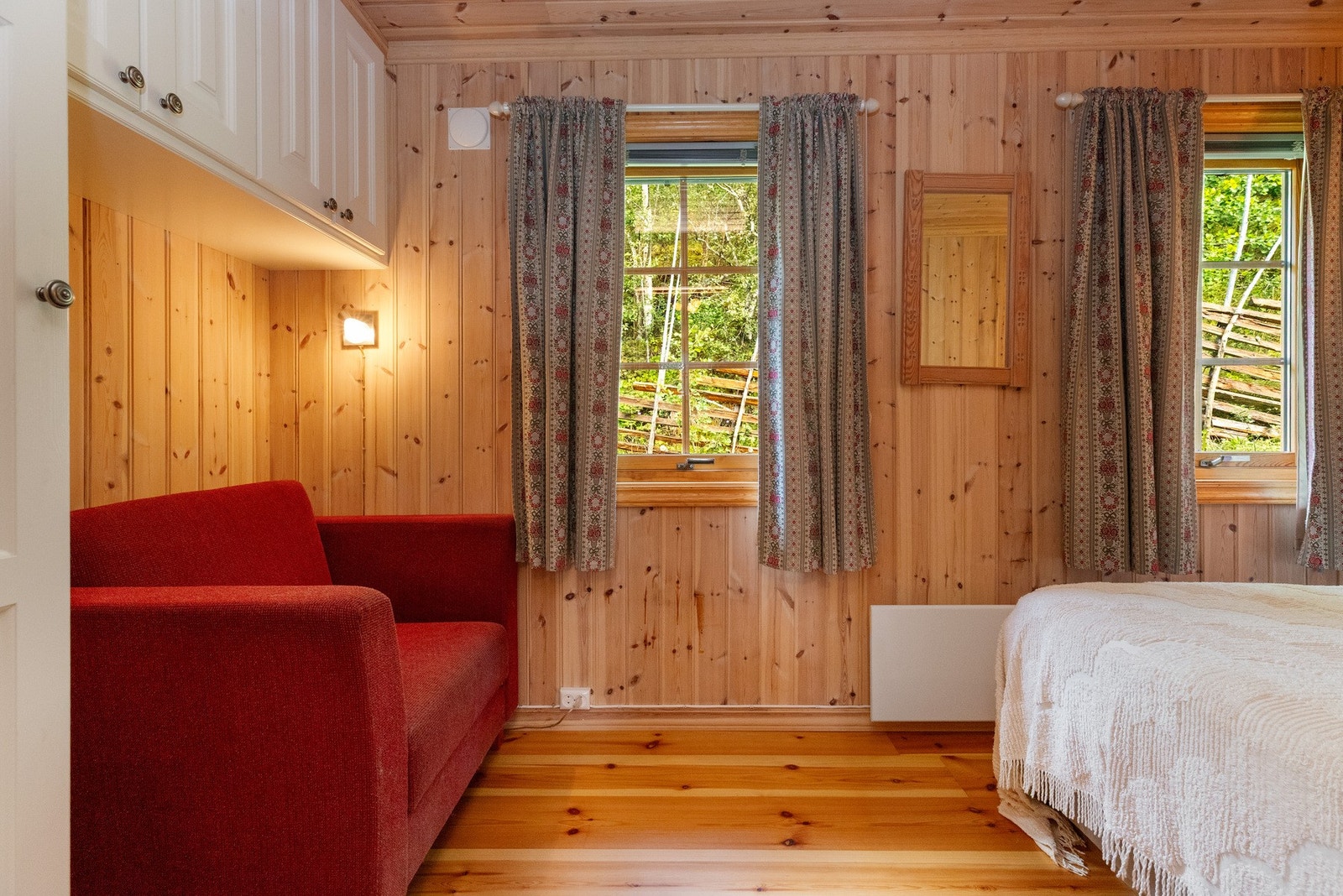 Soverom to med plass til dobbeltseng, her er det garderobeskap på ene veggen med mulighet for en mindre lenestol Galleribilde