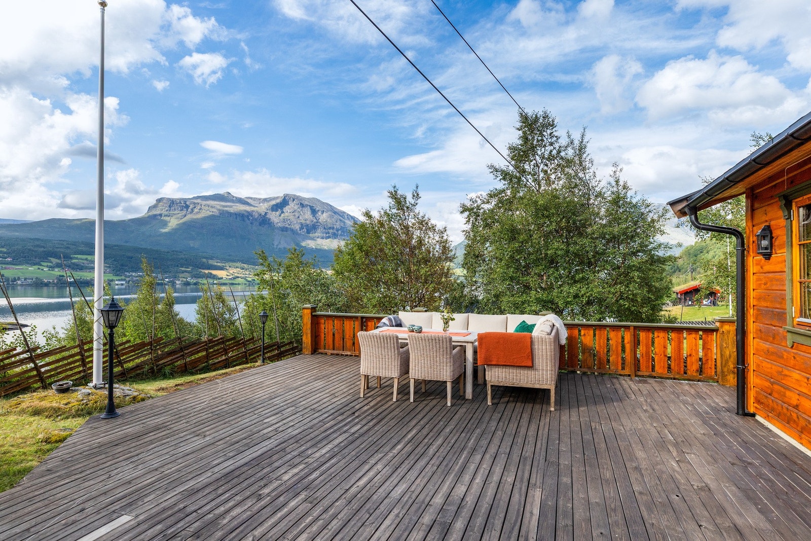 Blant mektige fjell og det glitrende vannet ligger denne flotte eiendommen Galleribilde