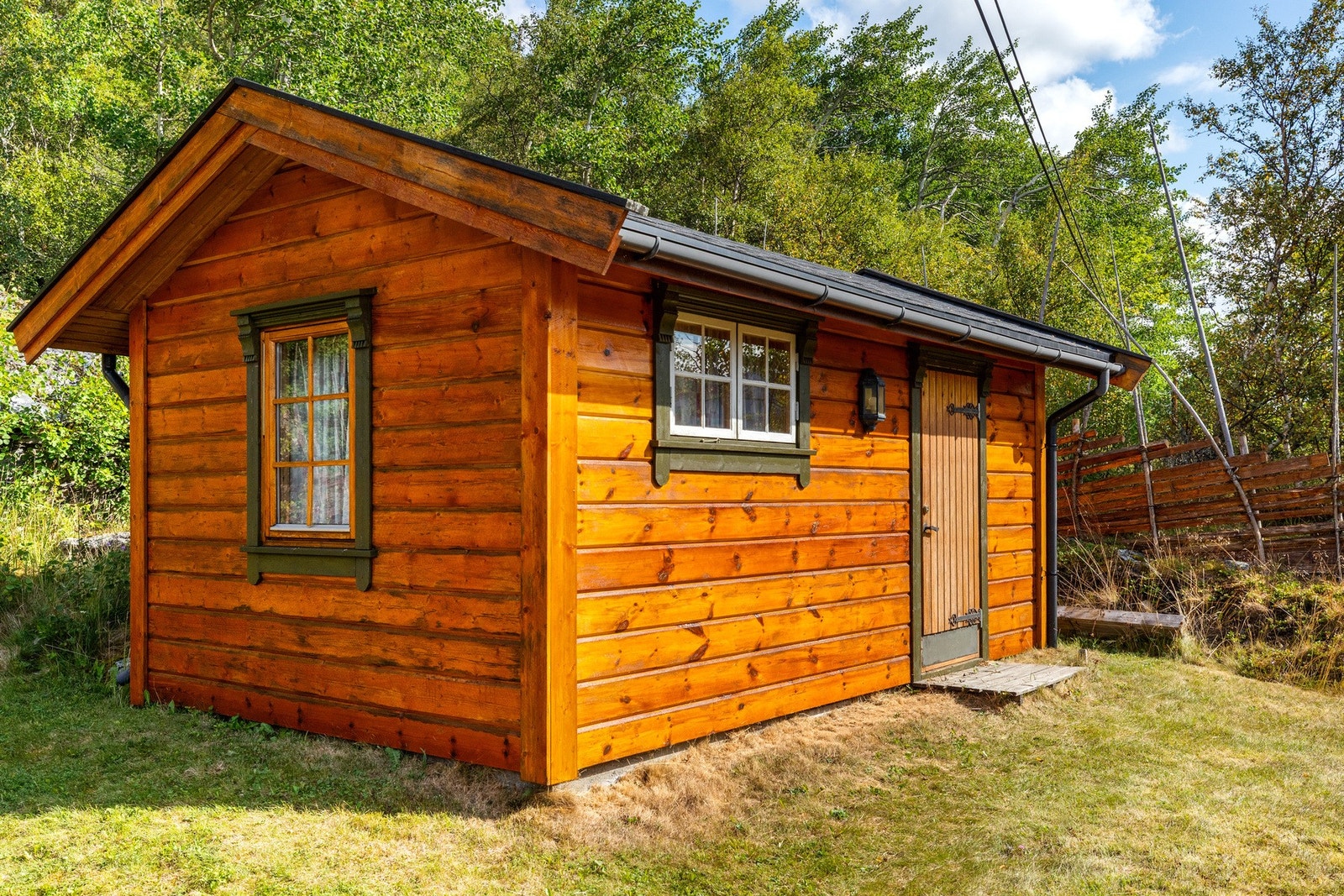 Uthuset er bygd i 2003 og har god plass til ved, utstyr og noe redskap Galleribilde