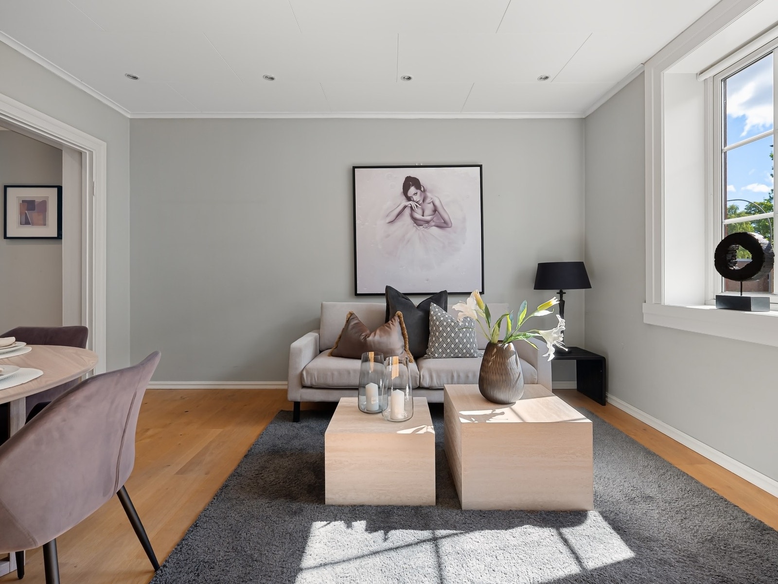 Luftig stue med god takhøyde, store vindusflater og moderne overflater. Rommet har downlights og god plass til både spisebord og sofakrok. Galleribilde