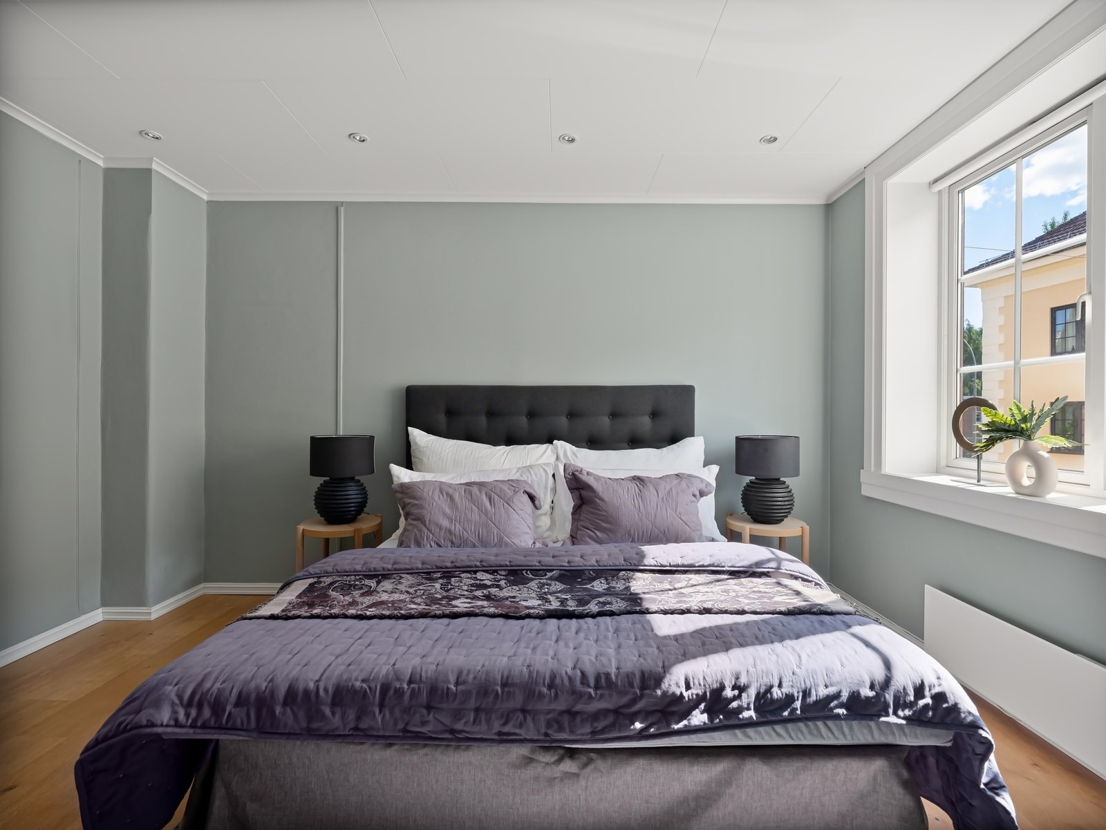 Soveromsvinduet vender ut mot en stille gate uten gjennomgangstrafikk. De dype vinduskarmene fremhever bygårdens klassiske preg. Galleribilde