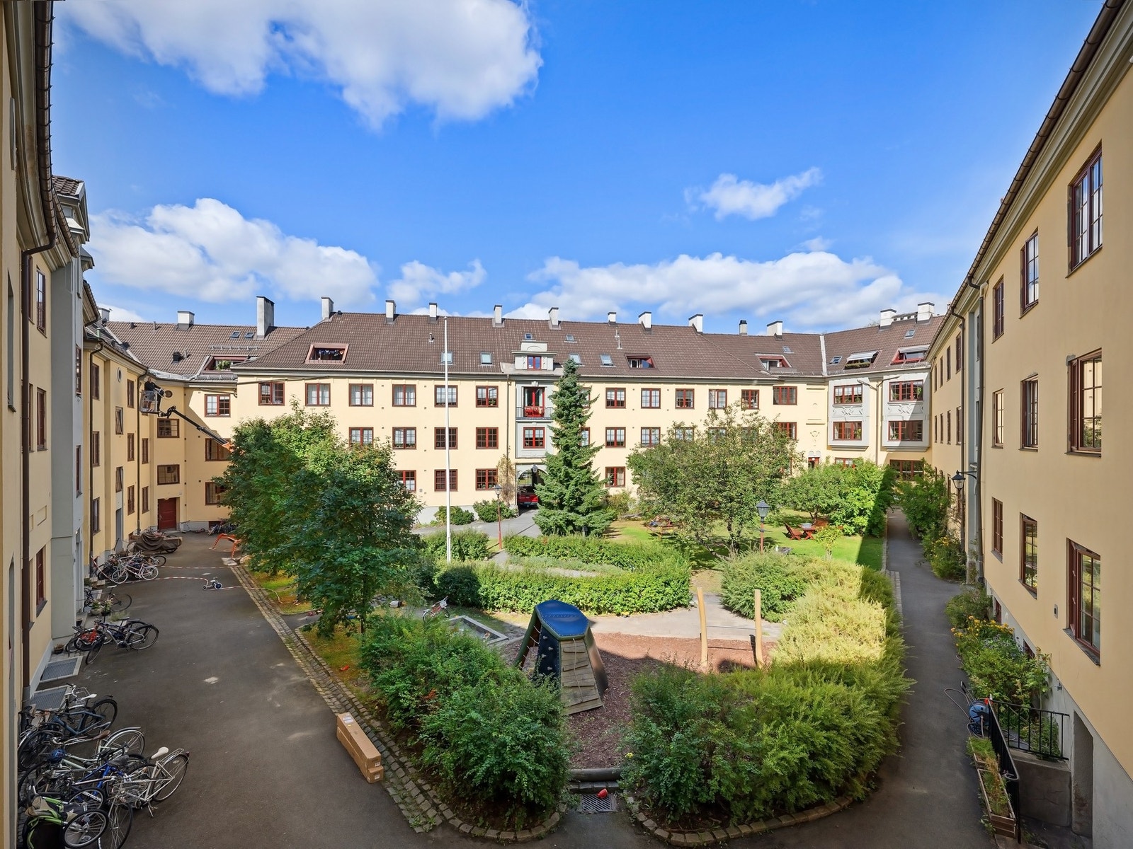 Kjøkkenet har stort vindu vendt mot den grønne bakgården som gir godt lysinnslipp. Galleribilde