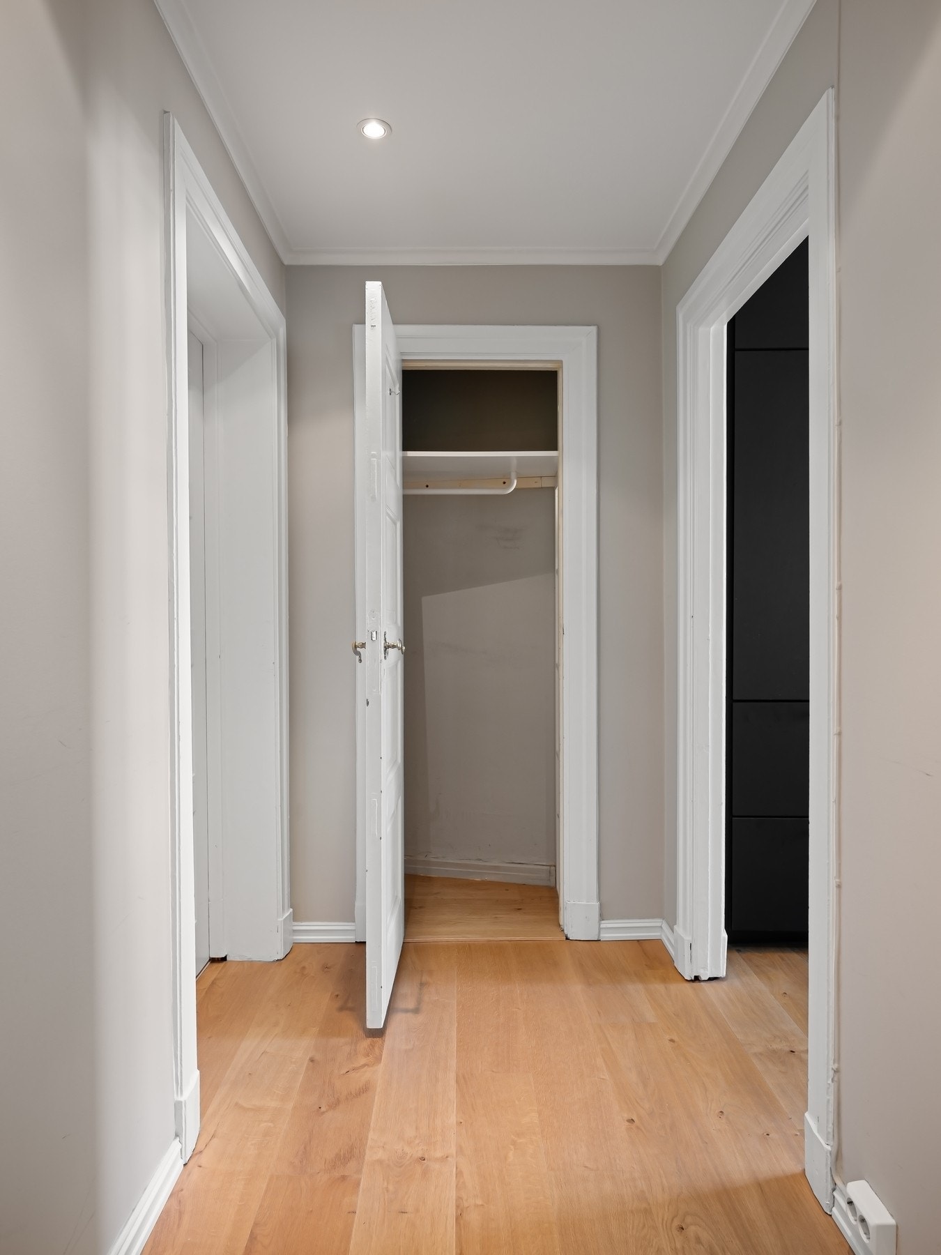 Praktisk garderobekott innerst i gangen - ideelt for oppbevaring av sko og yttertøy. Galleribilde