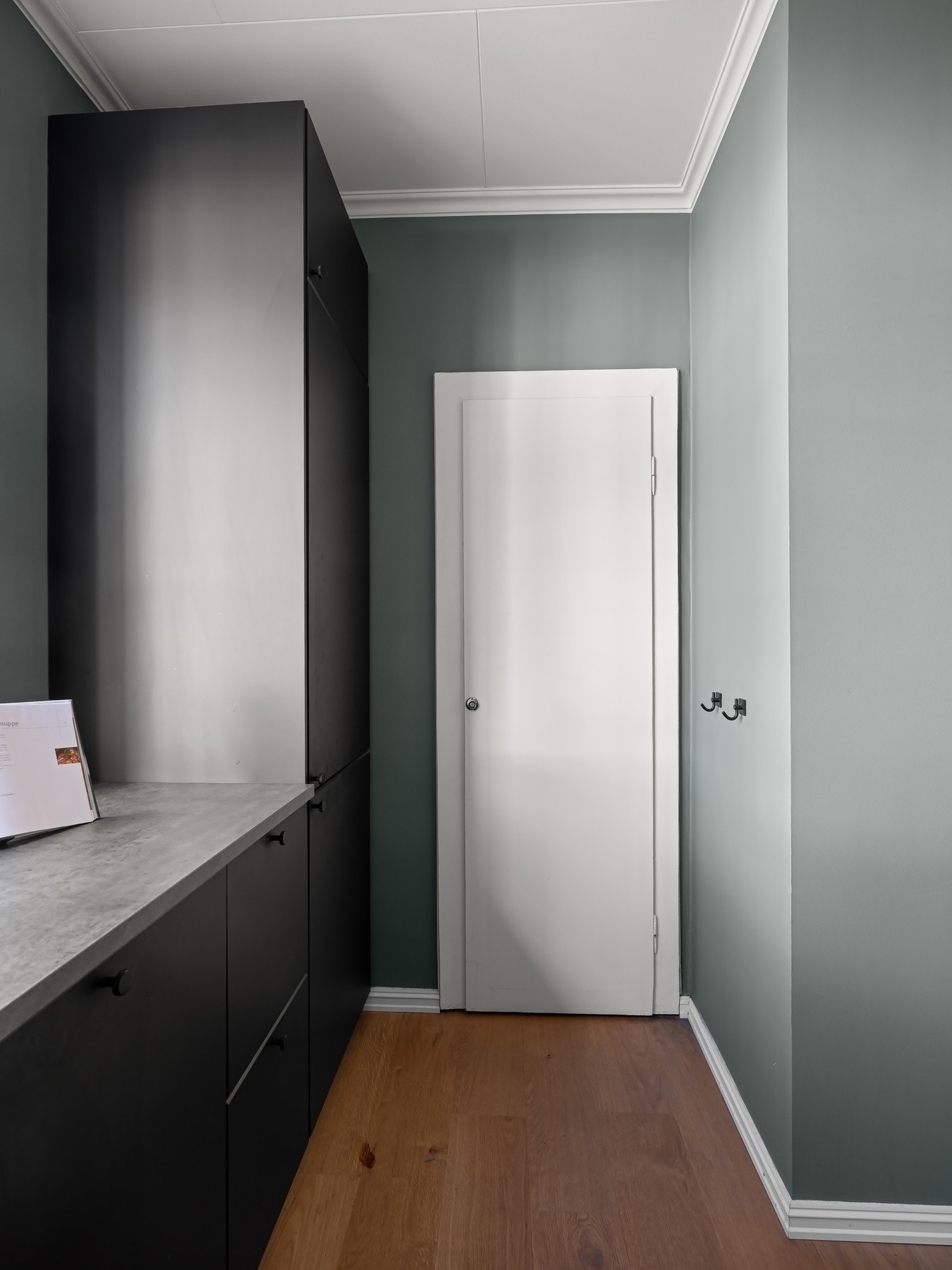 Innerst på kjøkkenet er det et praktisk tørrkott som gir ekstra lagringsplass. Galleribilde