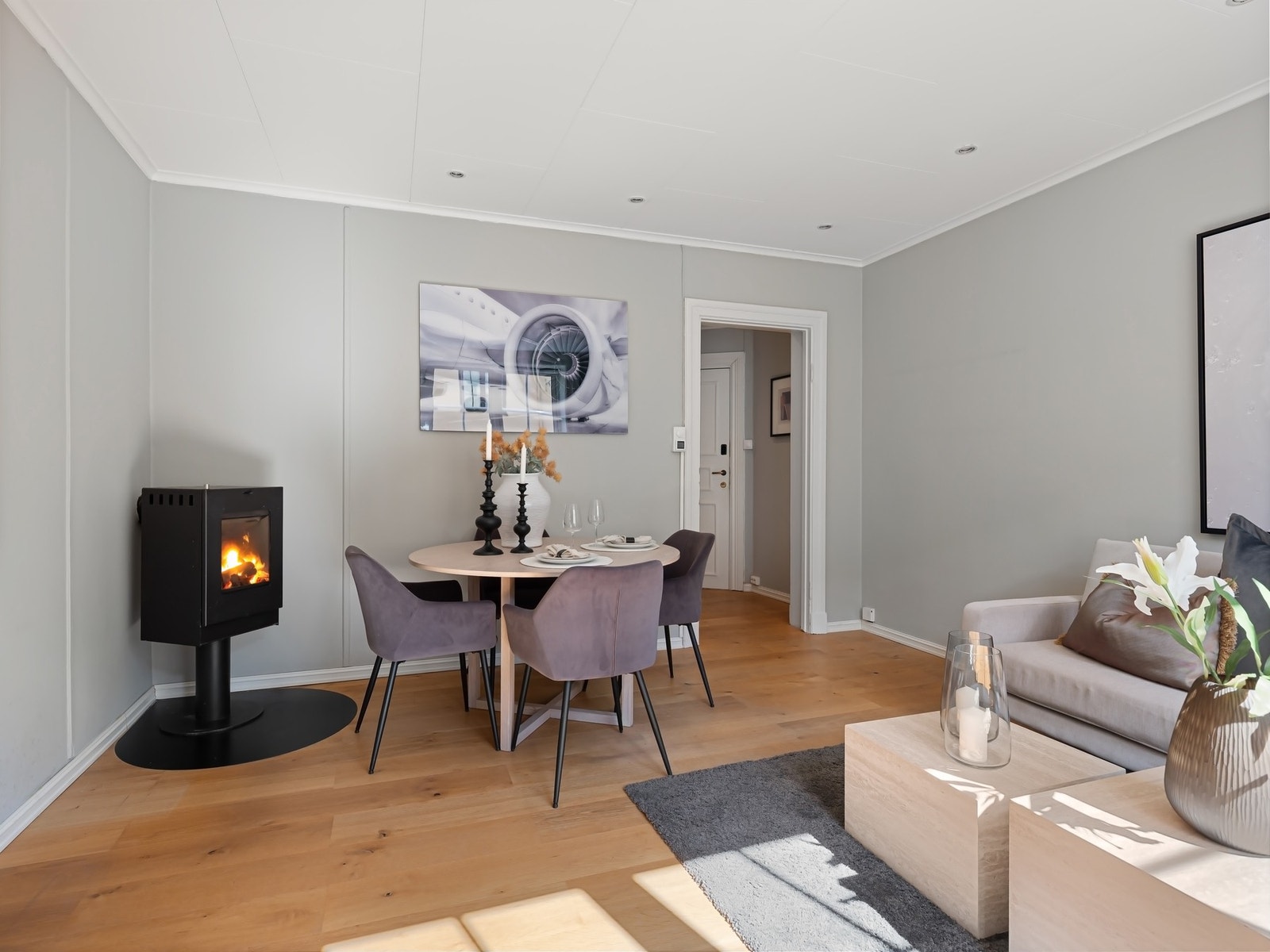 Leiligheten har enstavs eikeparkett av høy kvalitet fra Golvabia - lagt i 2018, og i stuen med varmefolie fra 2019. Galleribilde