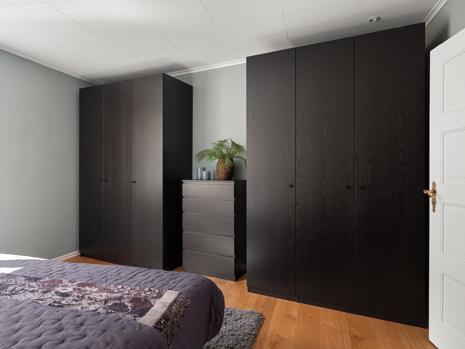 Soverommet har god plass og er innredet med store garderobeskap som medfølger. Downlights i himlingen gir moderne belysning. Galleribilde