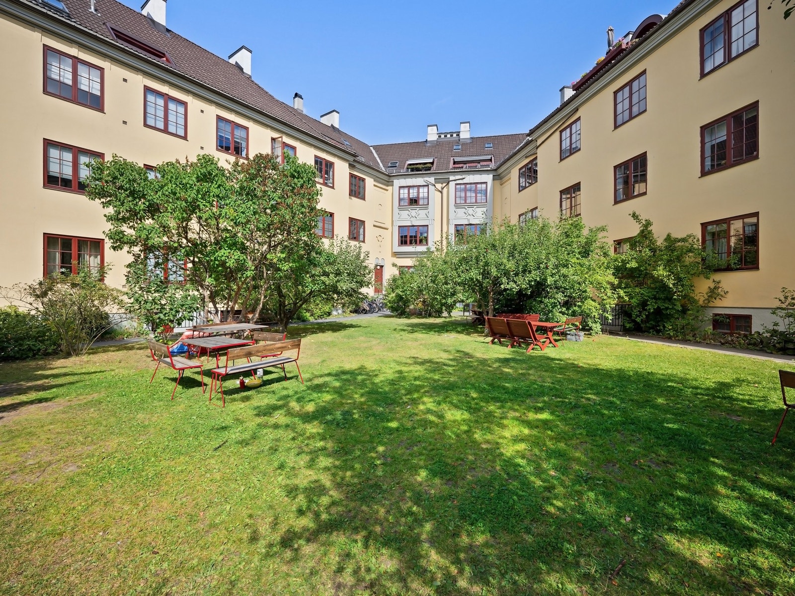 I en vakker Torshovgård fra 1920-tallet byr leiligheten på oppgraderte overflater med malte vegger, himlinger og vinduskarmer i tidløse farger. Galleribilde