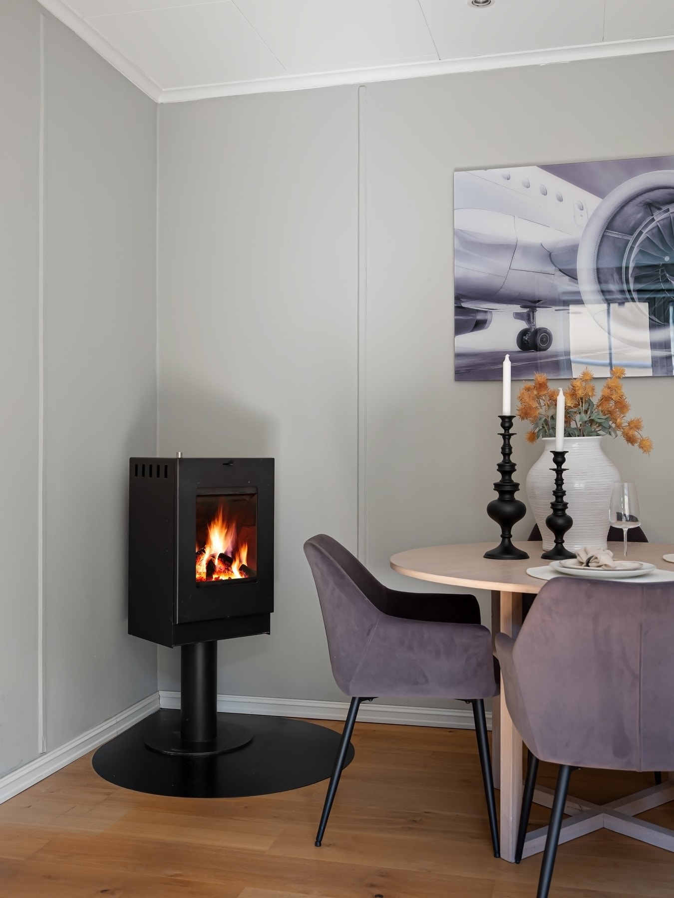 Peisen i stuen skaper både varme og stemning, perfekt plassert i hjørnet av rommet. Pipeløpet ble fornyet med stålpipe i 2011, utført av borettslaget. Galleribilde