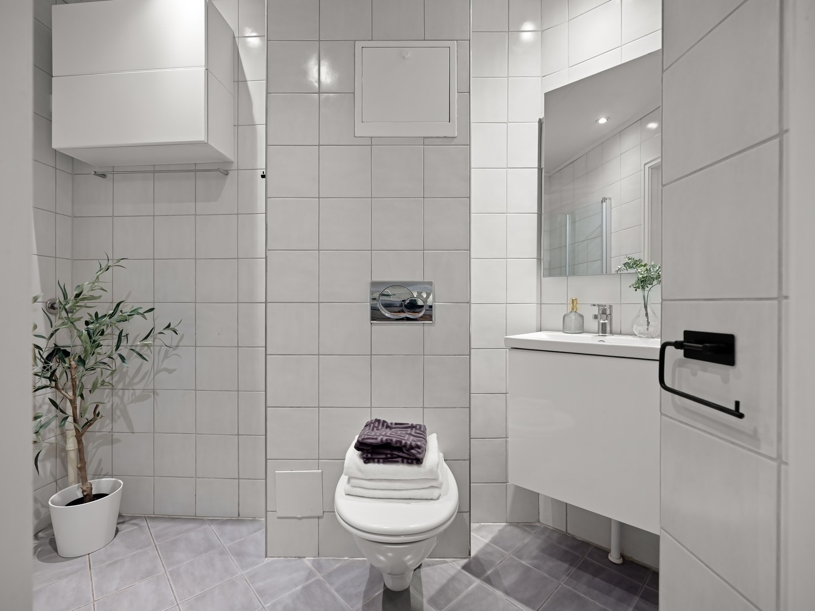 Badet ble oppgradert i 2005 og har fliser på gulv og vegger, gulvvarme og downlights i himlingen. Galleribilde