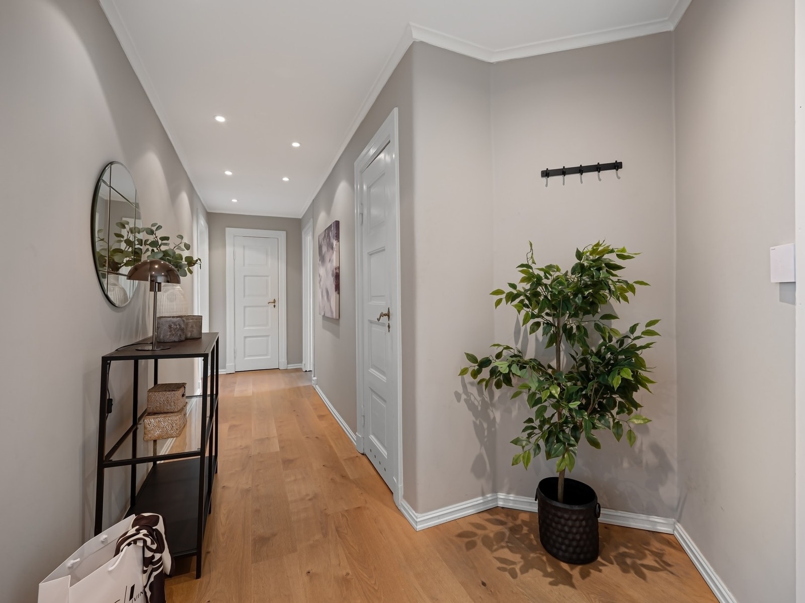 Entréen ønsker deg velkommen med downlights og gjennomgående enstavs eikeparkett - et godt førsteinntrykk. Galleribilde