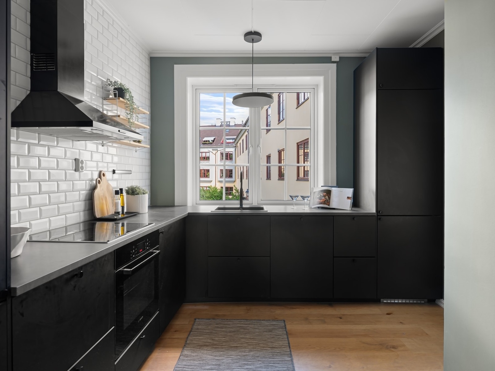 Attraktiv og gjennomført 2-roms med god romfølelse, klassiske detaljer og beliggenhet i en av Torshovs vakre triangelgårder. Galleribilde