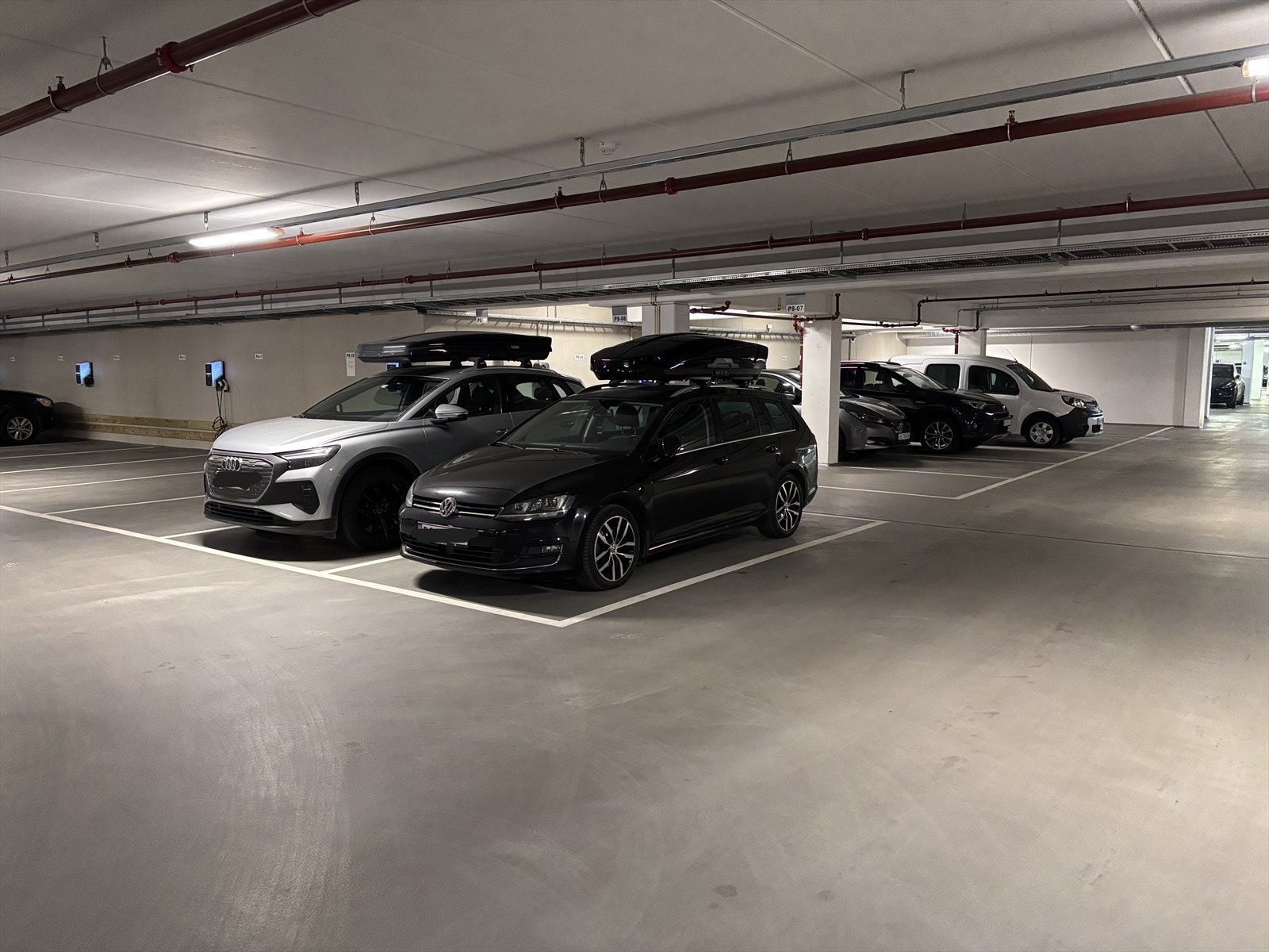 Opsjon på kjøp av parkeringsplass med elbillader i lukket garasjeanlegg, merket med nr. P807. Galleribilde