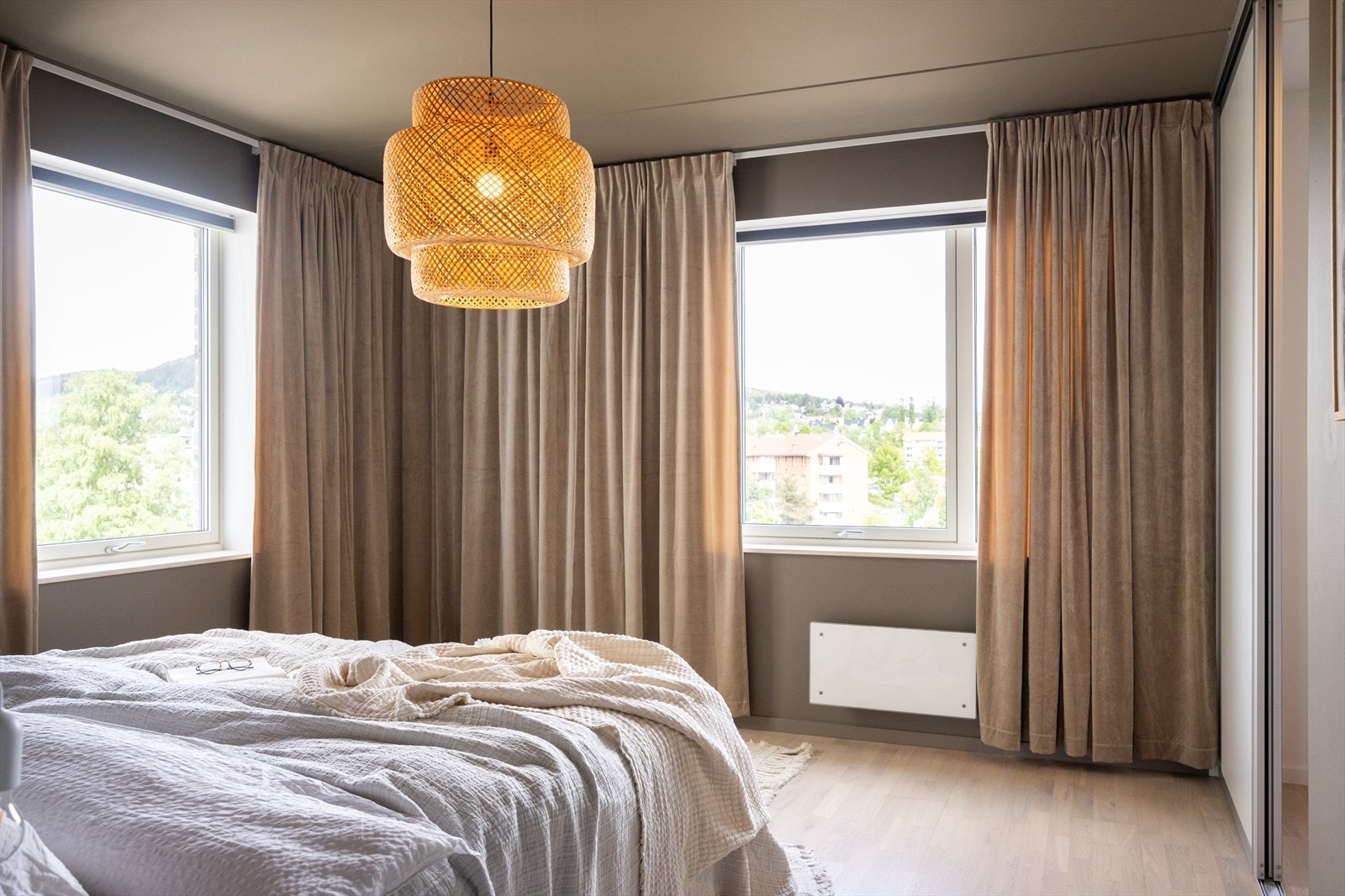 Den dempede fargetonen og de store vindusflatene gir rommet en lun følelse. Galleribilde