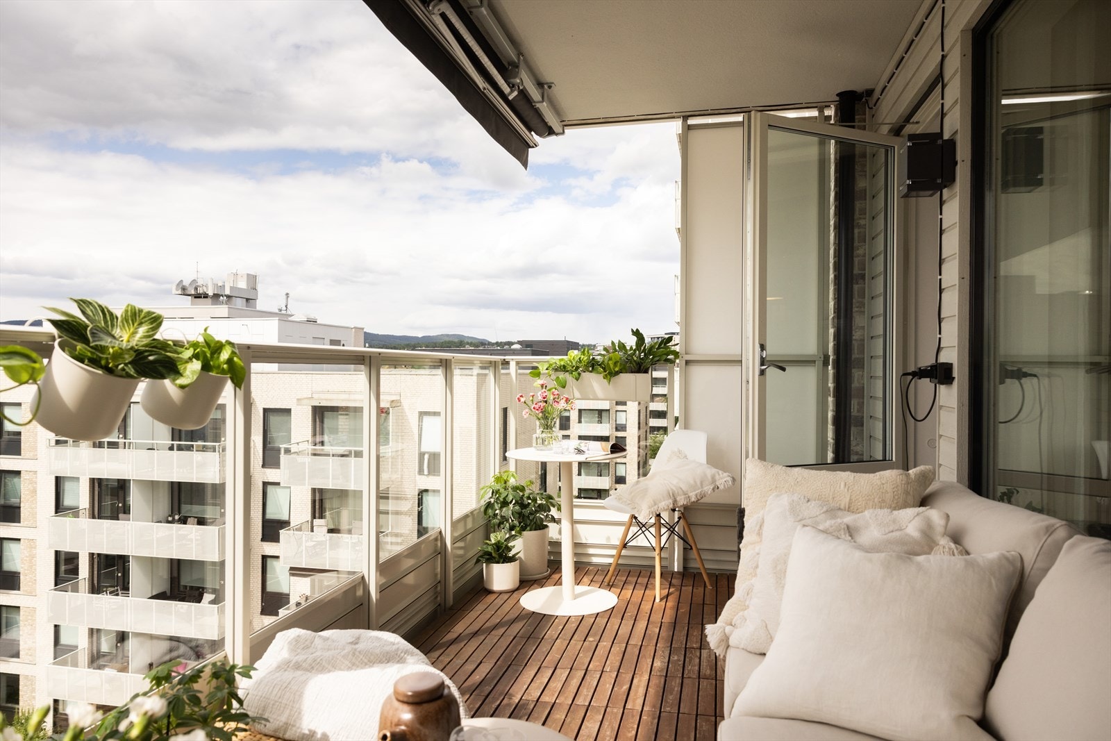 I vår- og sommerhalvåret blir balkongen en naturlig forlengelse av stuen, perfekt for hyggelige stunder med familie og venner. Galleribilde