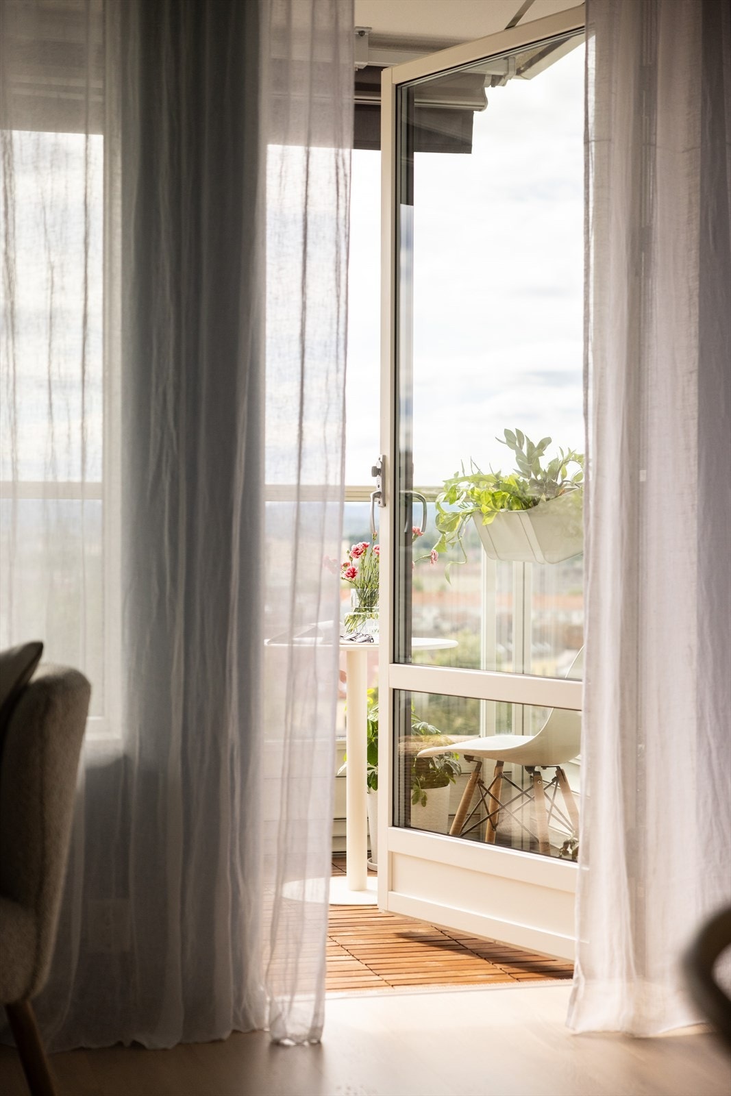 Fra stuen er det utgang til en vestvendt balkong. Galleribilde