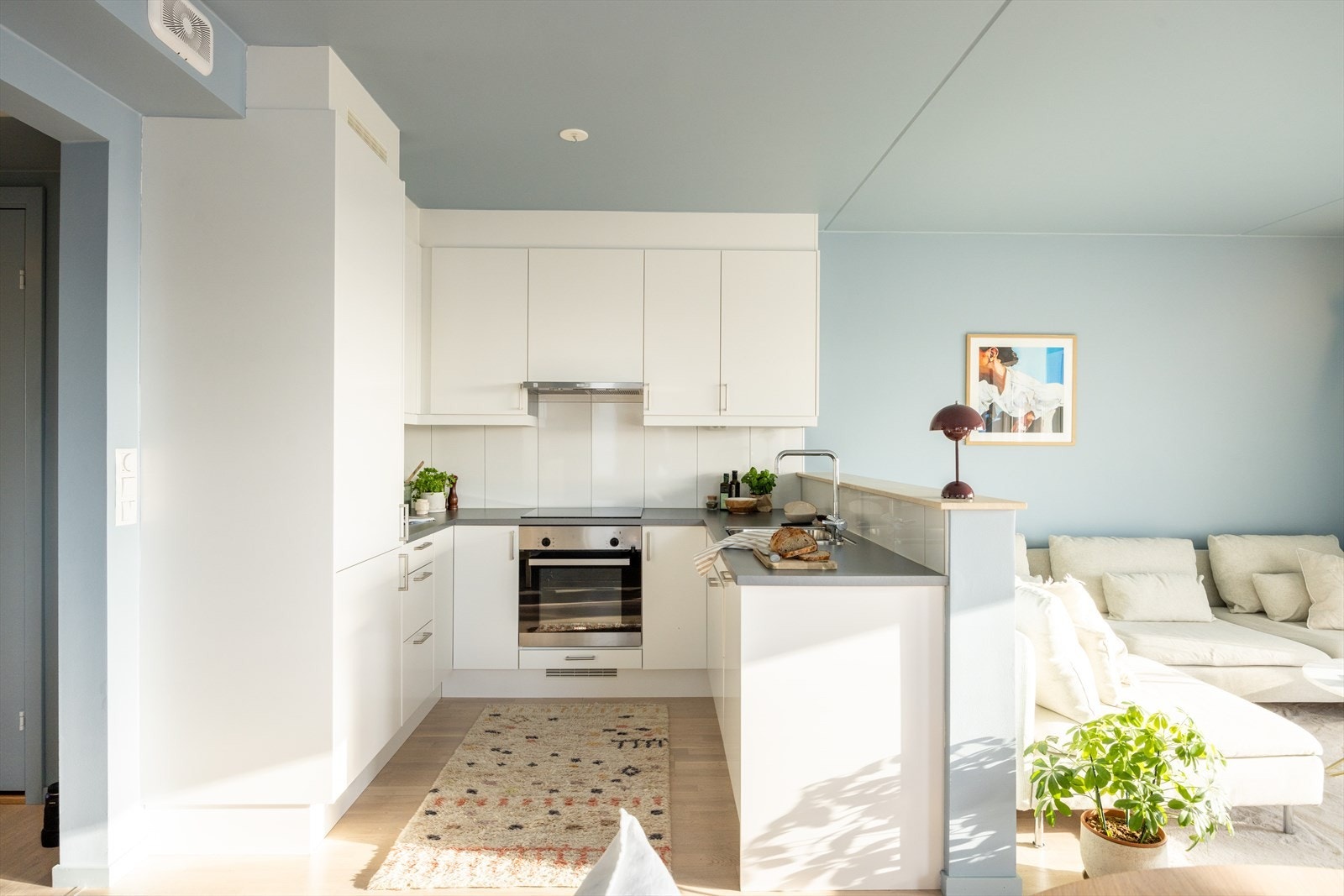 Stilrent kjøkken fra Marbodal i åpen løsning mot stue - noe som skaper en sosial atmosfære. Galleribilde