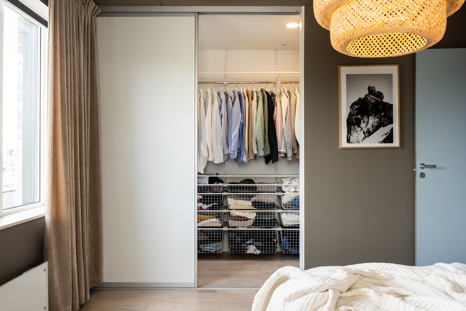 Videre er det gode oppbevaringsmuligheter i walk-in closet. Galleribilde