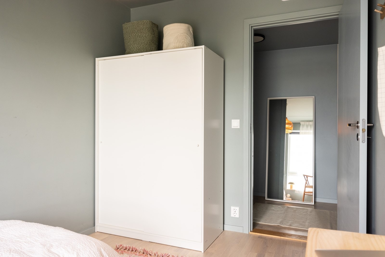 Soverom 3 - Gode oppbevaringsmuligheter i garderobeskap. Galleribilde