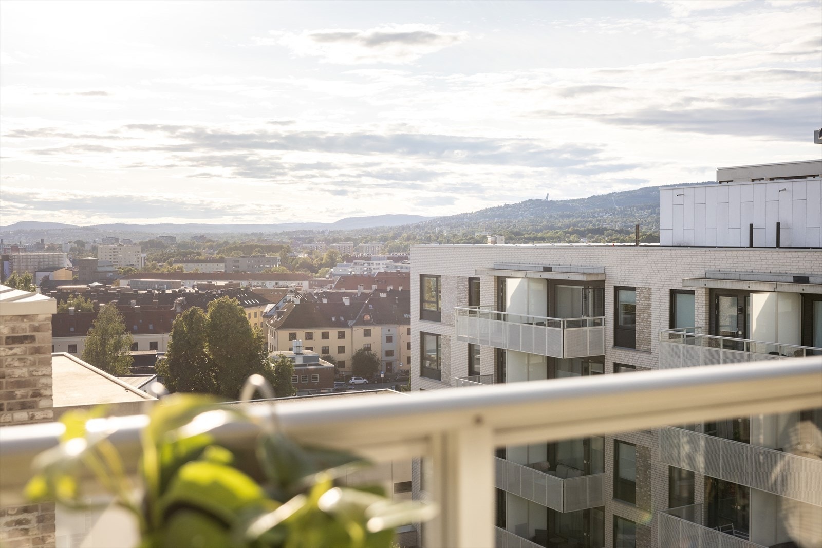 Flott utsikt over byens tak og mot Holmenkollen! Galleribilde