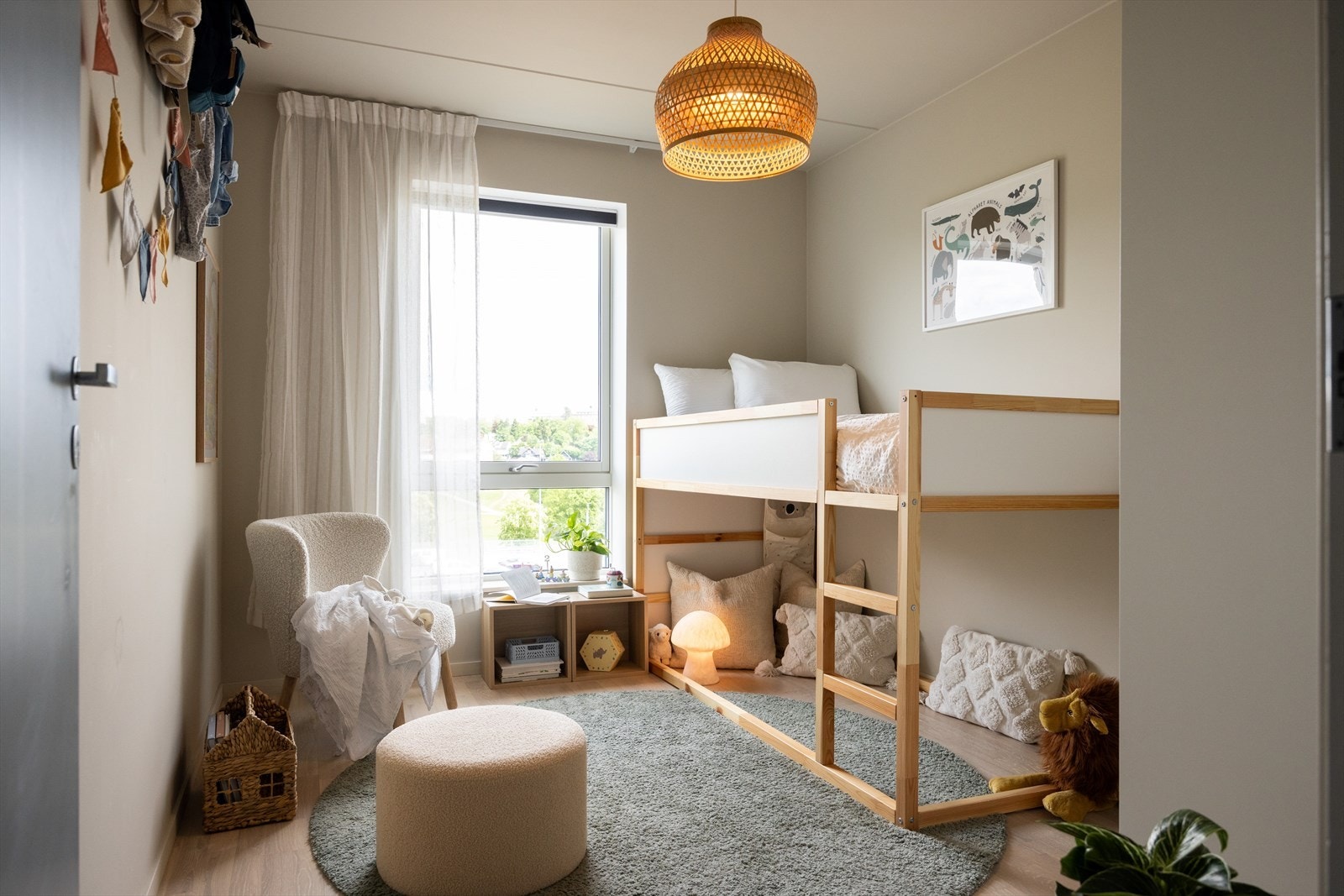 Soverom 2 - Boligens andre soverom er også av god størrelse, med plass til seng samt tilhørende møbler. Galleribilde