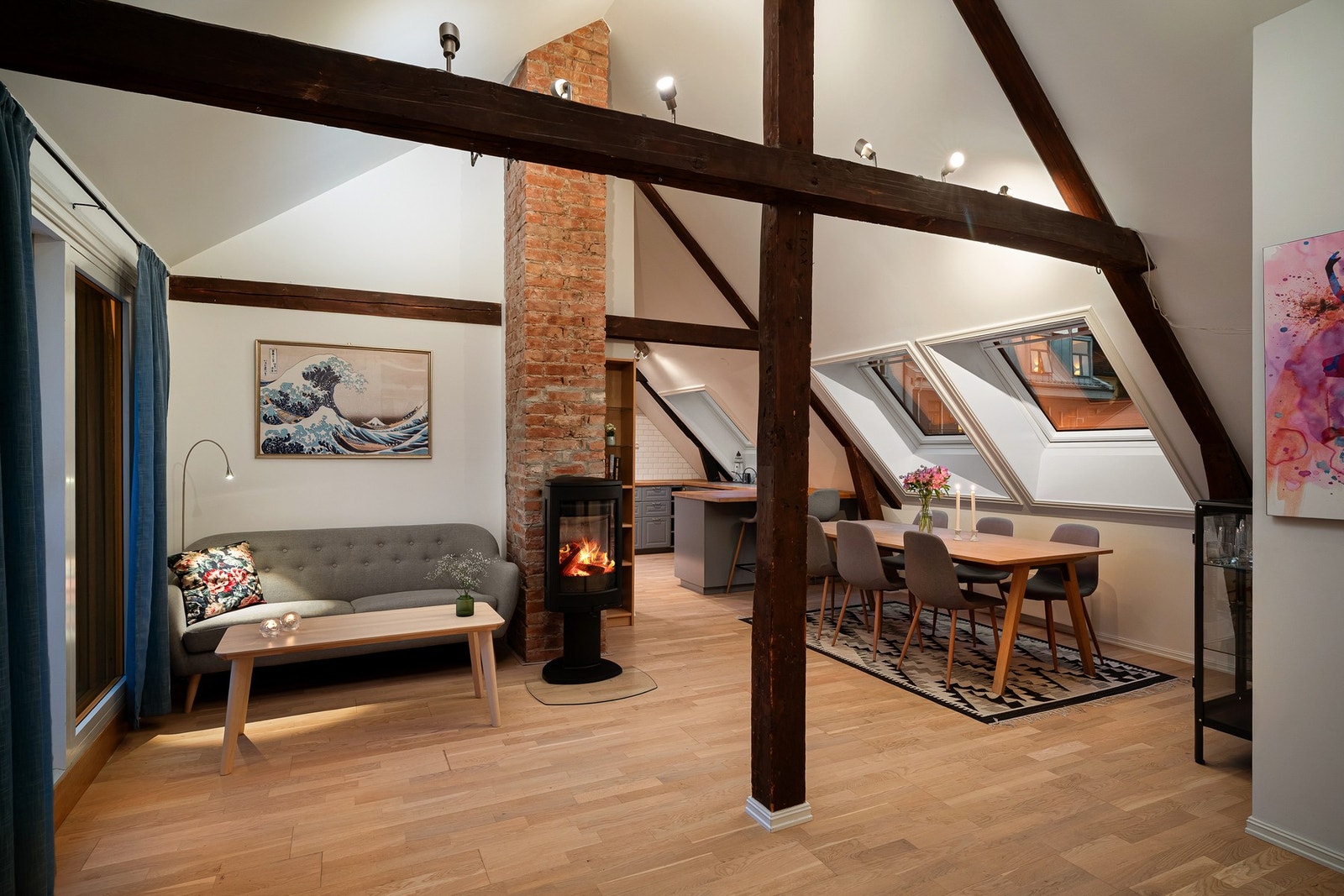 Leiligheten byr på en romslig og luftig planløsning med åpen stue, spisestue og kjøkkenløsning, store vindusflater og en meget god takhøyde på hele 4.1m Galleribilde