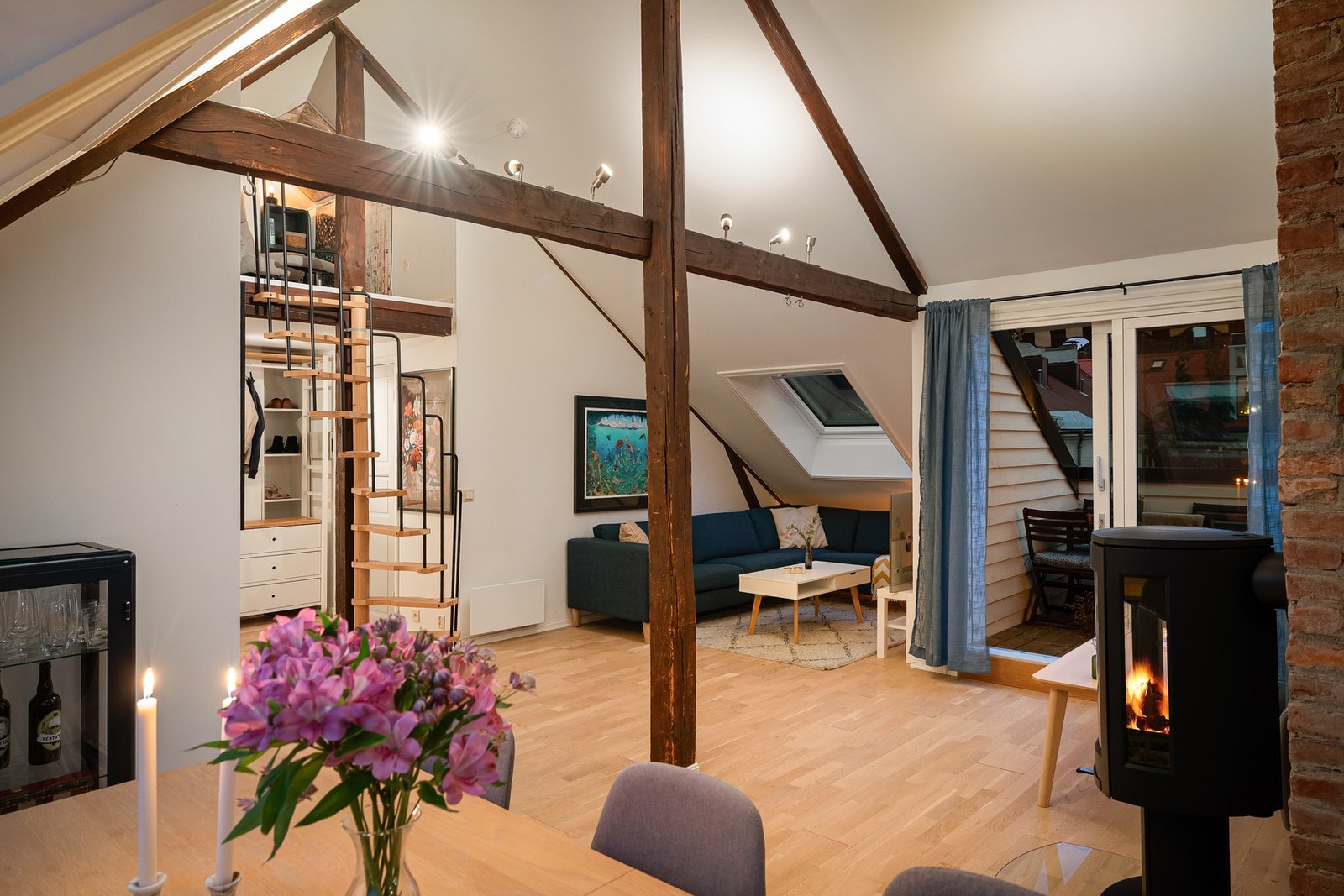 Leiligheten har en gjennomgående planløsning og byr på gode vindusflater som gir rikelig med tilgang på naturlig lys Galleribilde