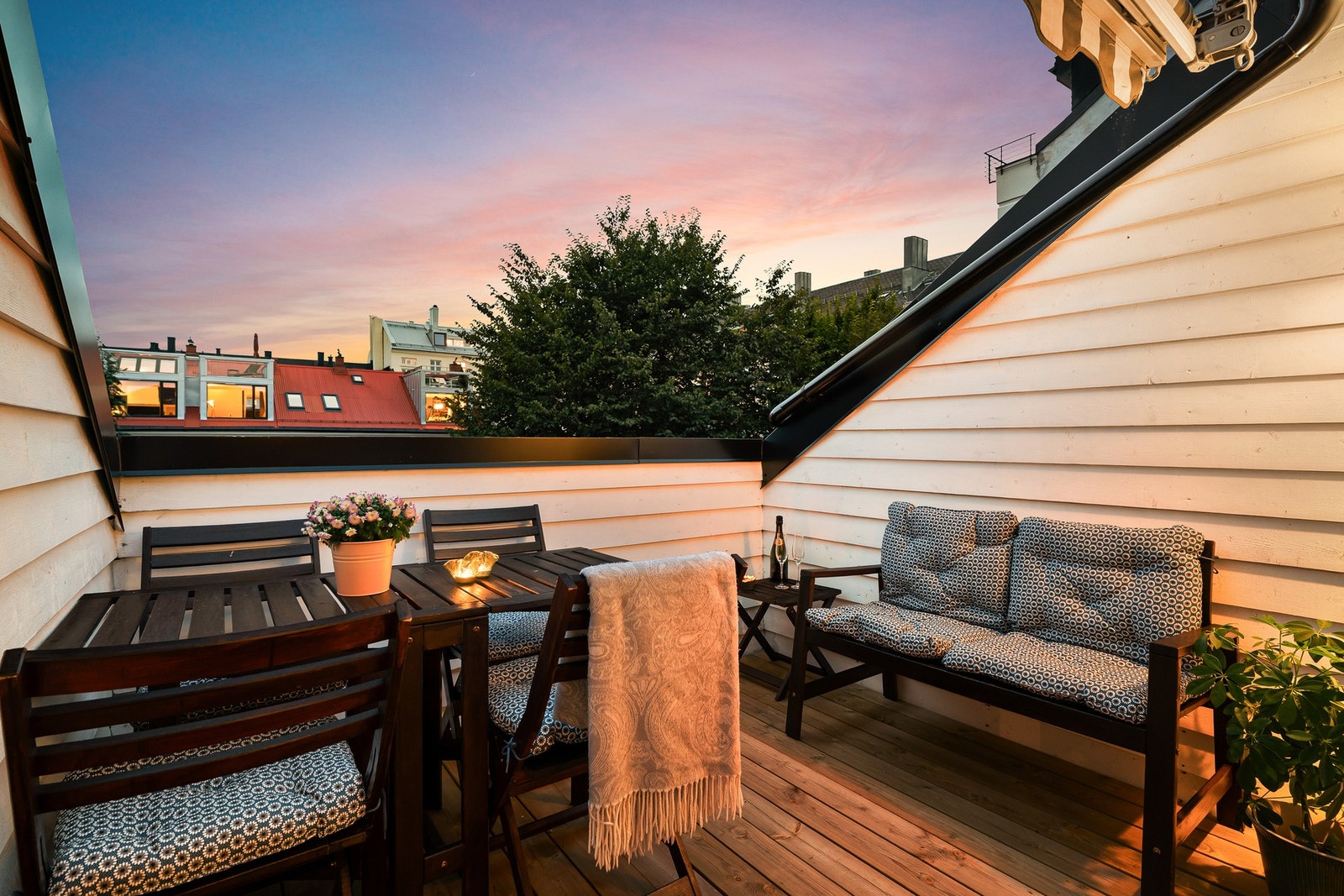 God plass til utemøblement, grill og beplantning. Galleribilde