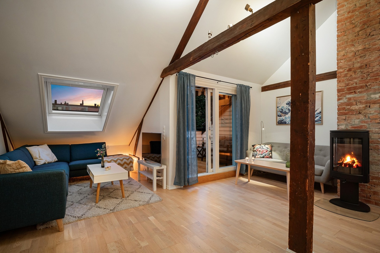 To gode sofasoner og hyggelig peis Galleribilde